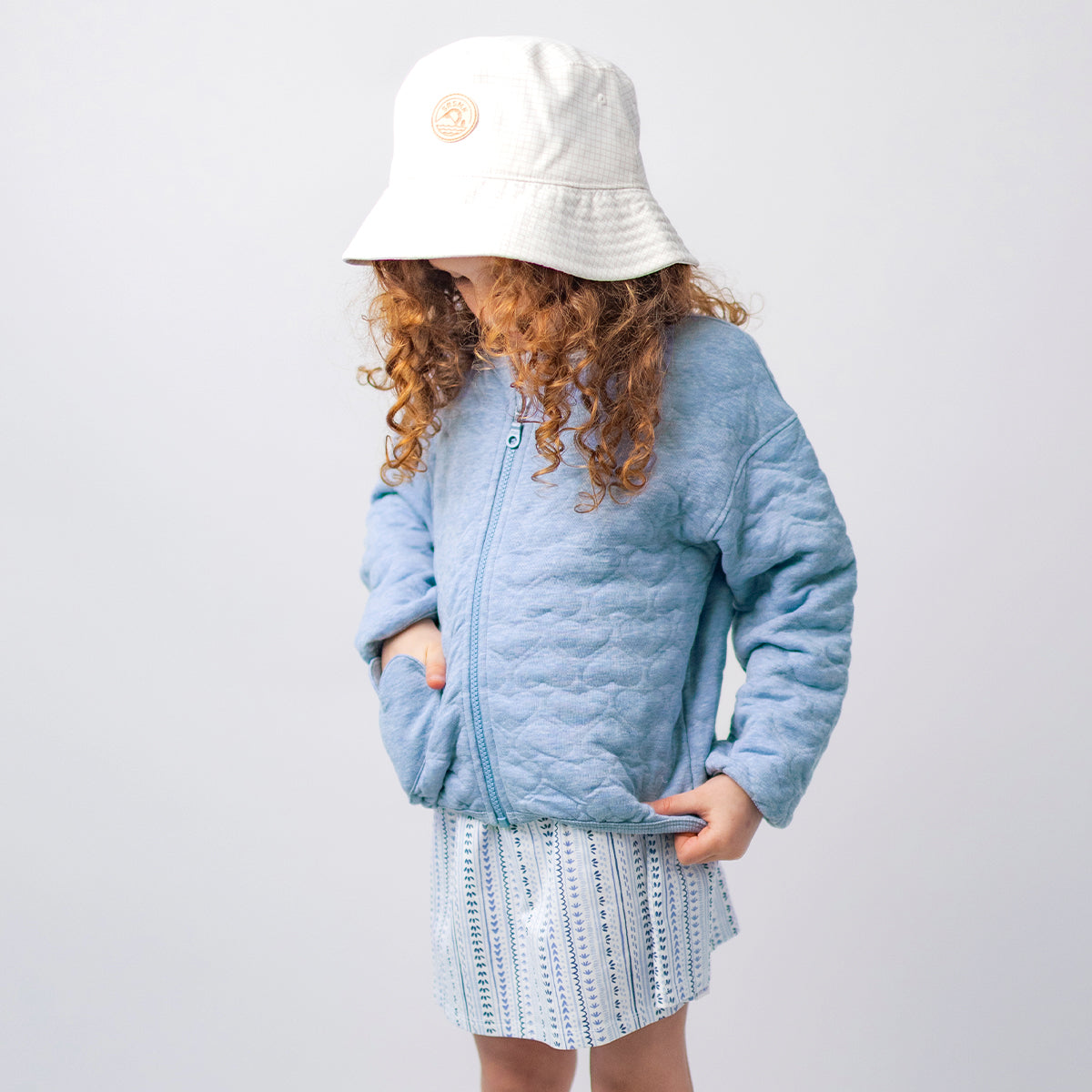 Blouson bleu avec matelassé de cœurs, enfant