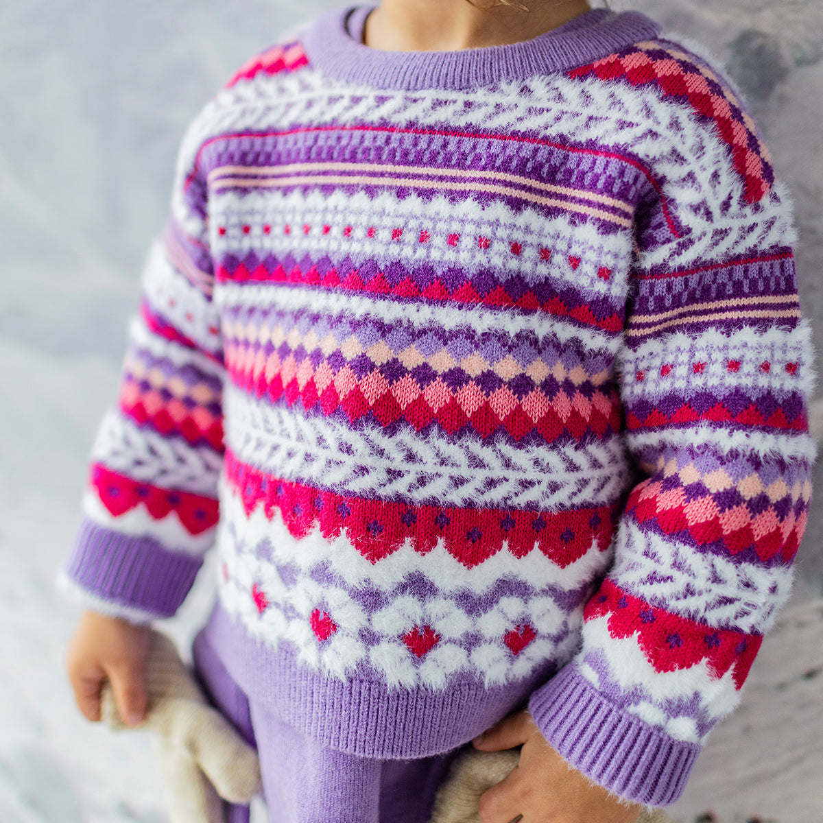 Photo d'un enfant portant le chandail mauve en tricot avec motifs, bébé