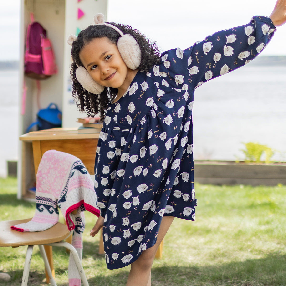 Photo d'un enfant portant la robe bleu marine à motifs, enfant