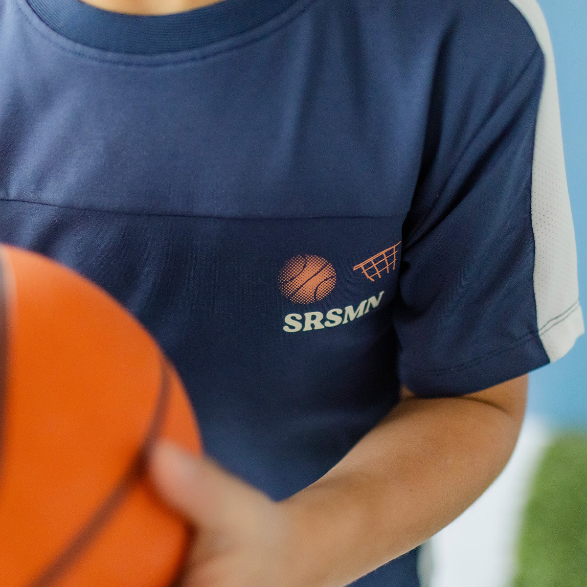 Zoom illustrations du t-shirt de sport bleu marine, enfant