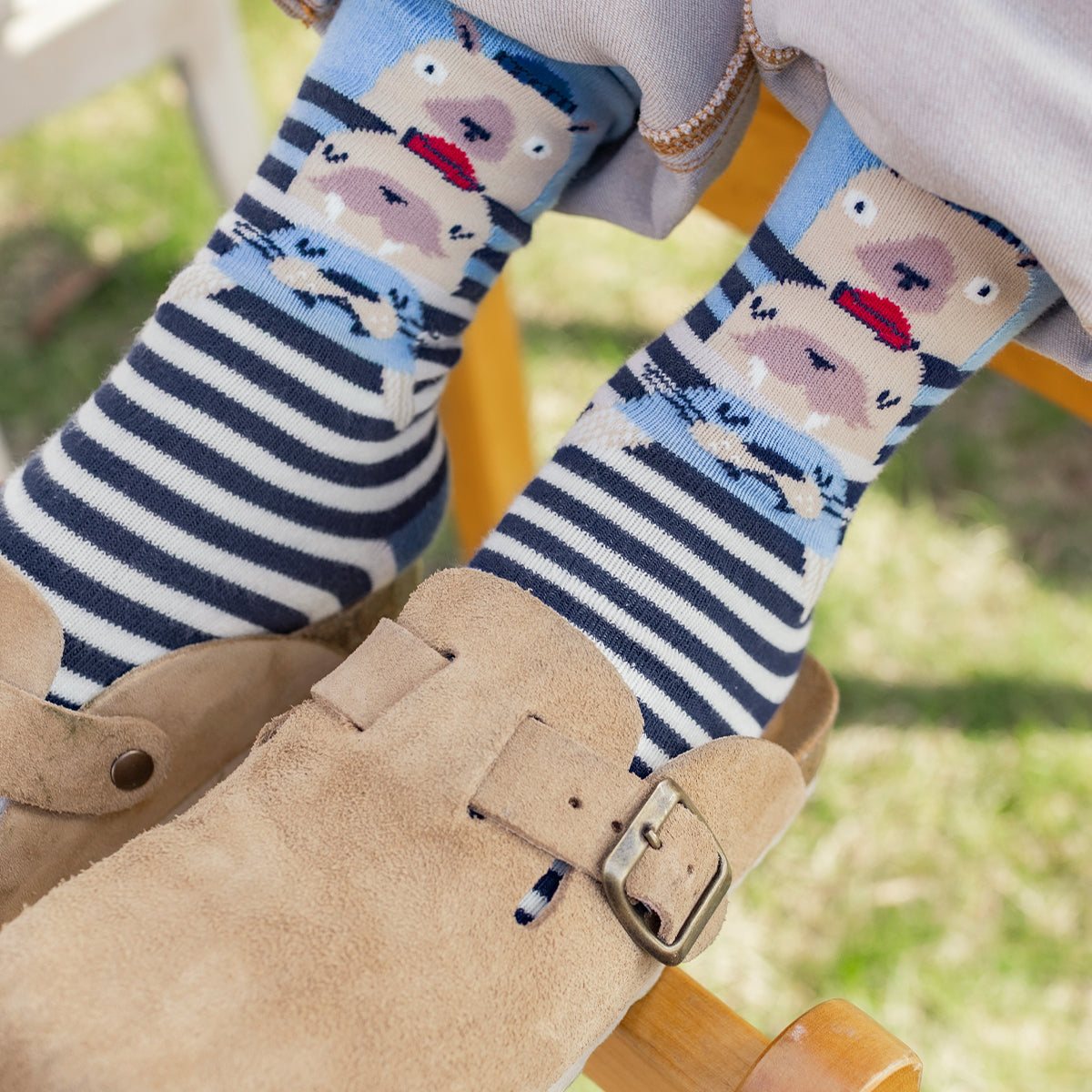 Photo d'un enfant portant les chaussettes crème à rayures, enfant