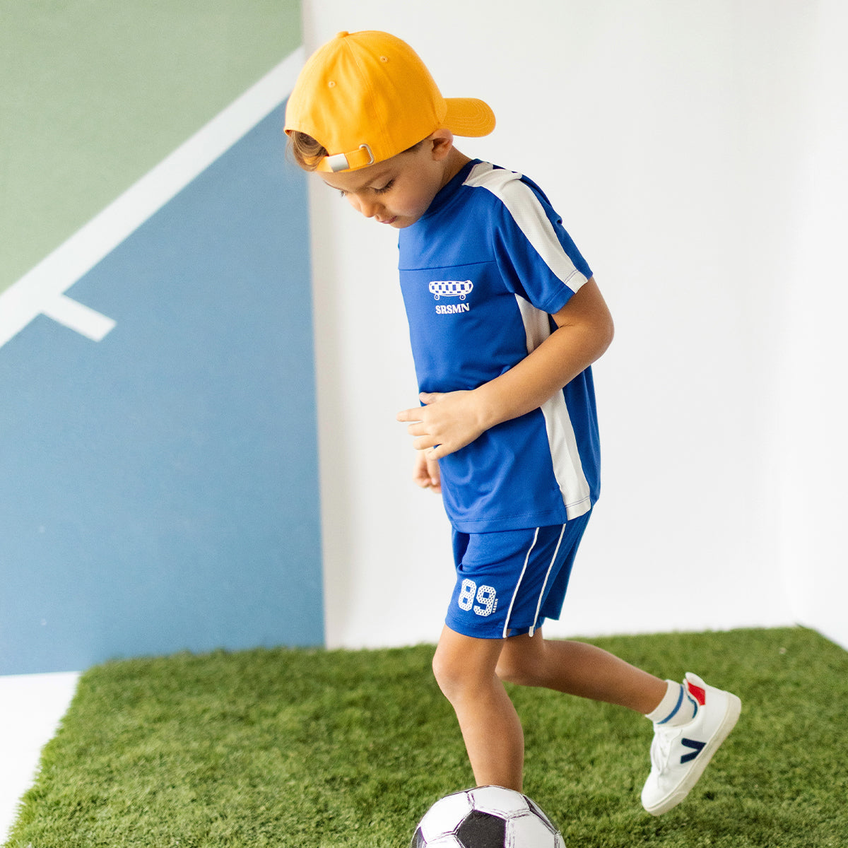 Photo d'un enfant portant le t-shirt de sport bleu, enfant
