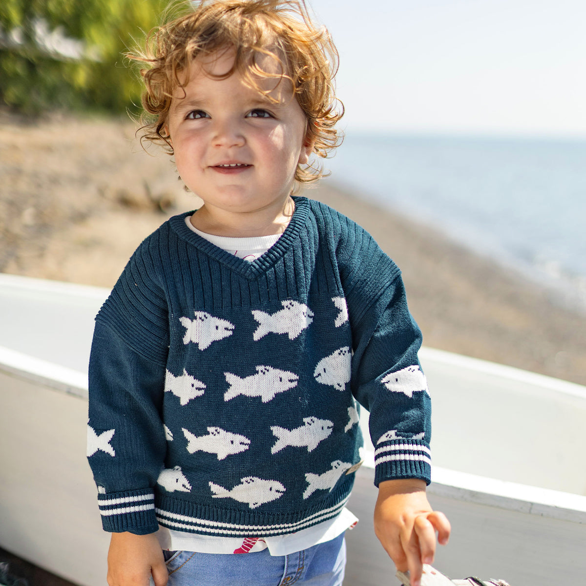 Chandail bleu en tricot avec poissons, bébé