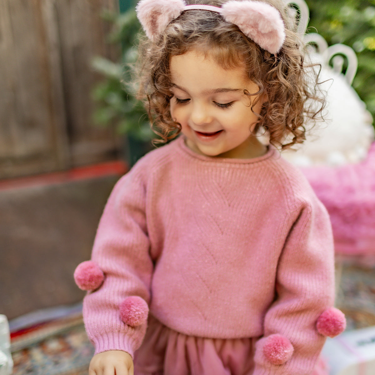 Photo d'un bébé portant le chandail rose scintillant en tricot, bébé