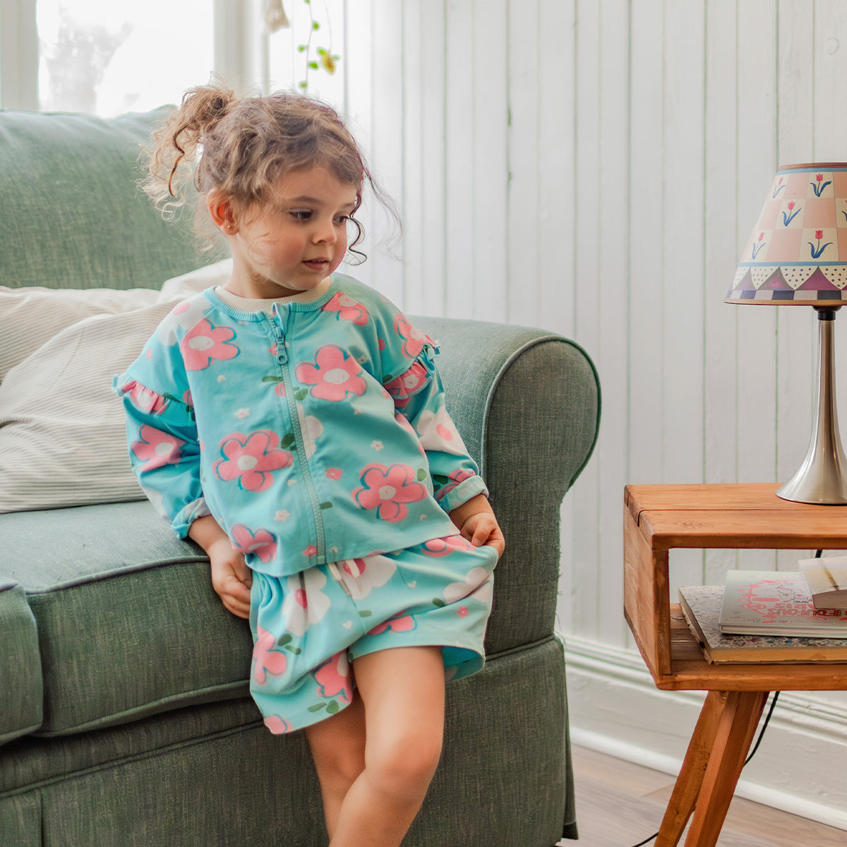 Photo d'un enfant portant le short bleu aqua à motif floral, bébé