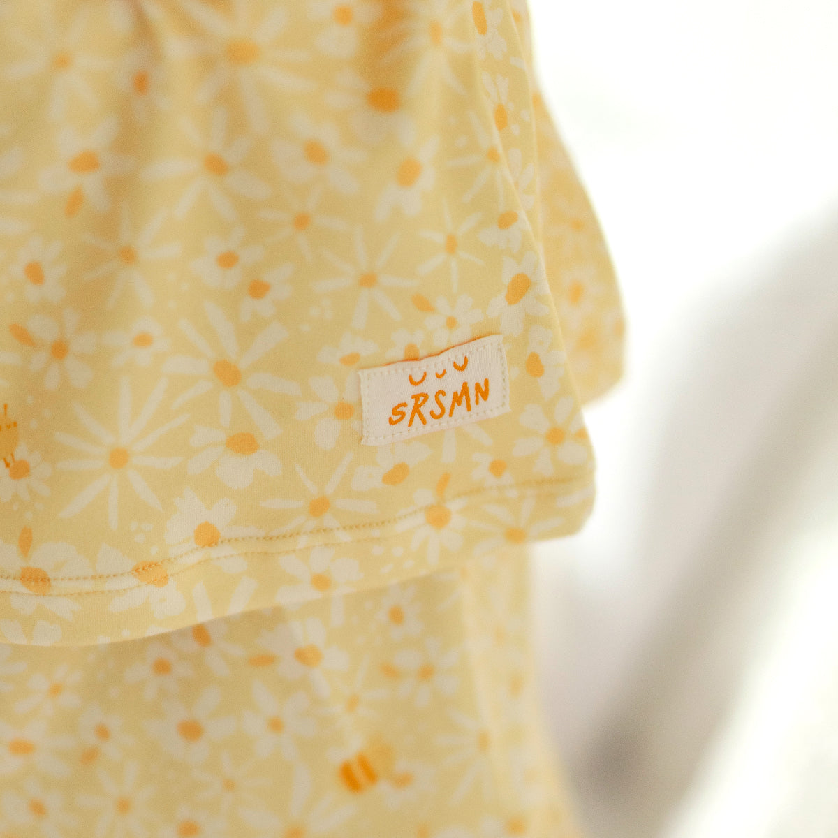 Zoom écusson du pyjama deux pièces jaune à motif floral, enfant