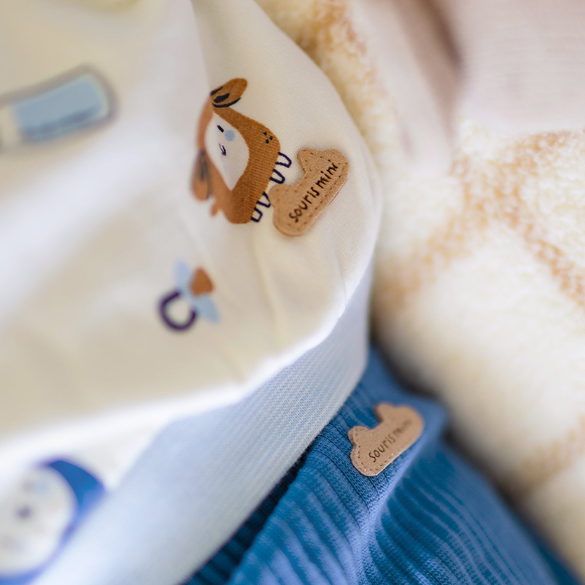 Photo d'un enfant portant le chandail crème à motifs, naissance