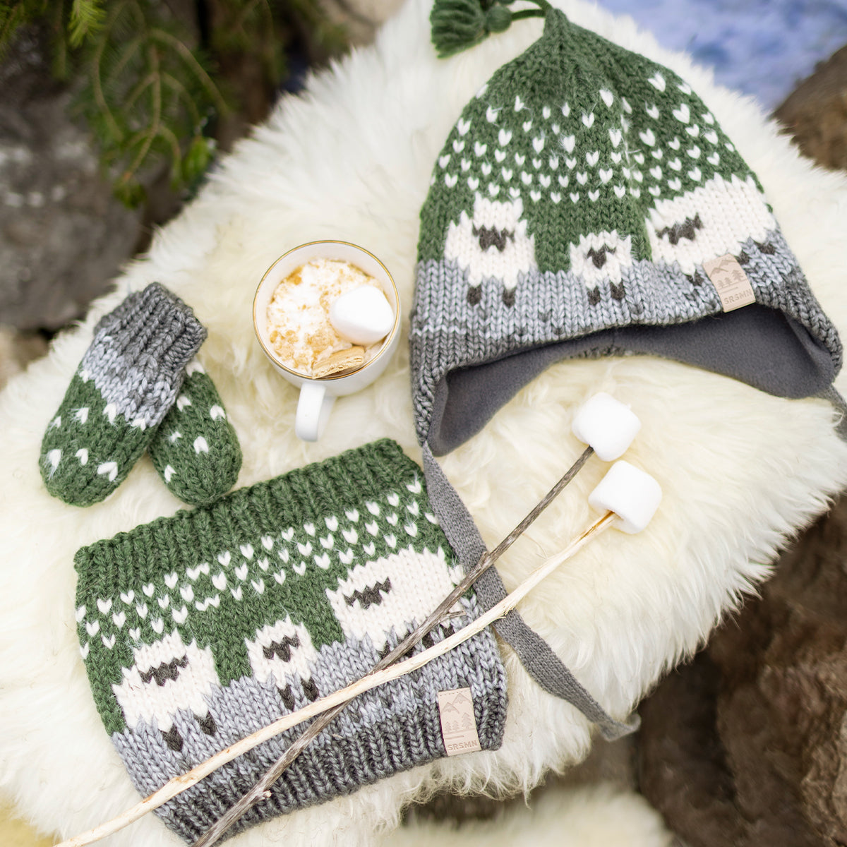 Présentation de la tuque verte en tricot avec moutons, bébé