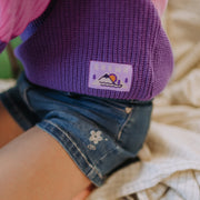 Chandail de maille côtelée manches longues mauve, crème et pêche, enfant || Purple, cream and peach long sleeve rib knit sweater, child