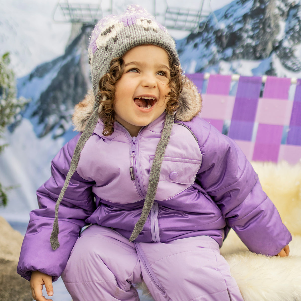 Photo d'un bébé portant l'habit de neige deux pièces mauve, bébé