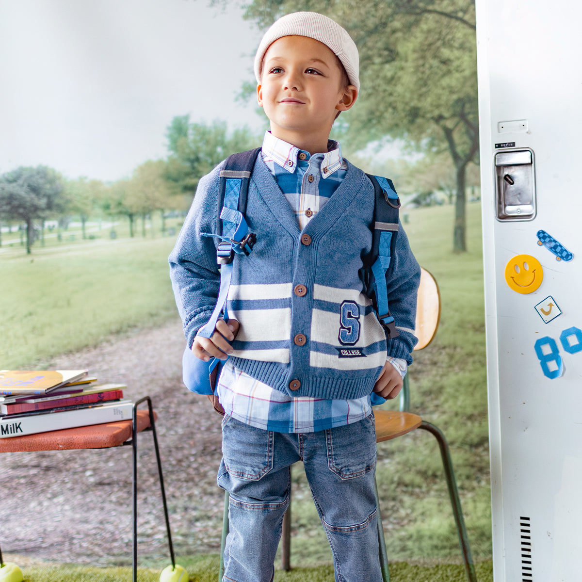 Photo d'un enfant portant la chemise bleue à carreaux, enfant