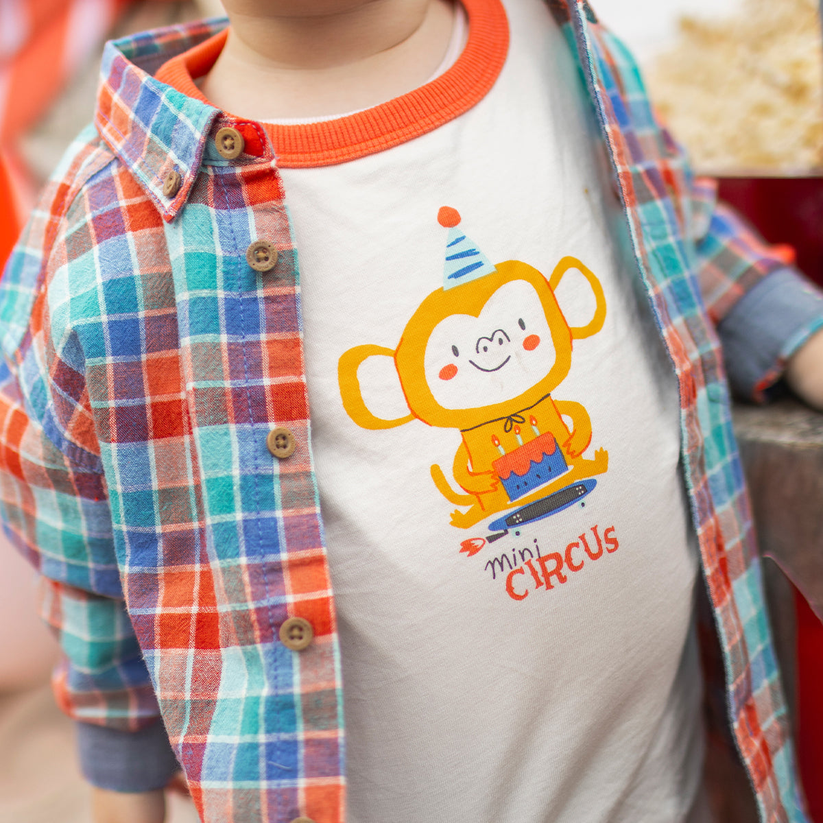Photo d'un enfant portant le t-shirt crème avec illustration, bébé