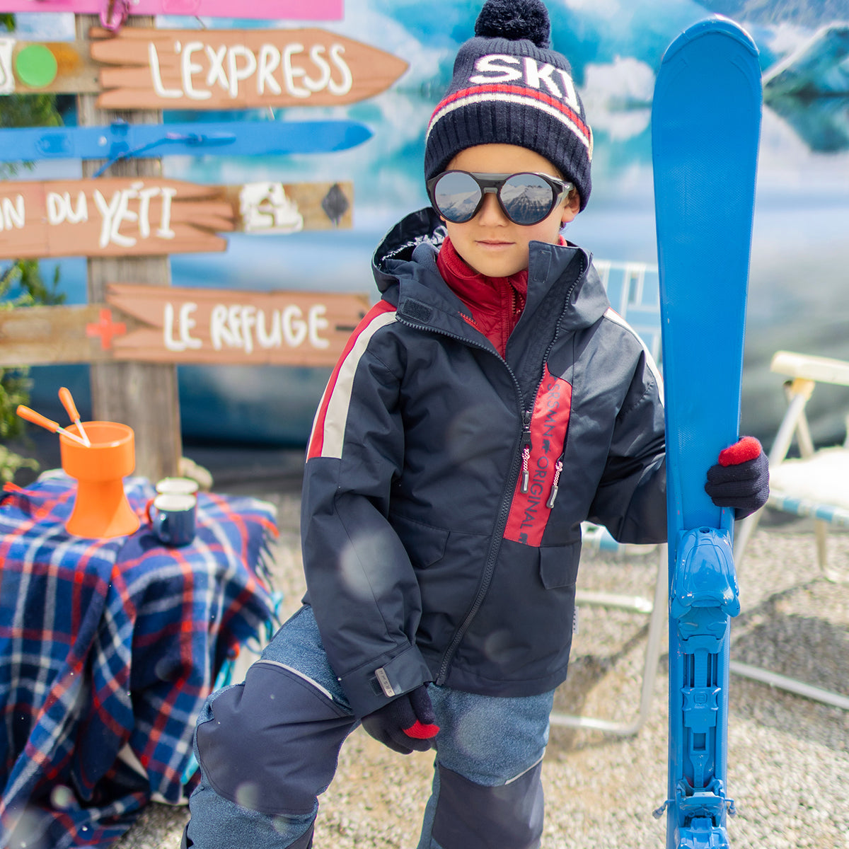 Photo d'un enfant portant les gants bleu marine en tricot, enfant