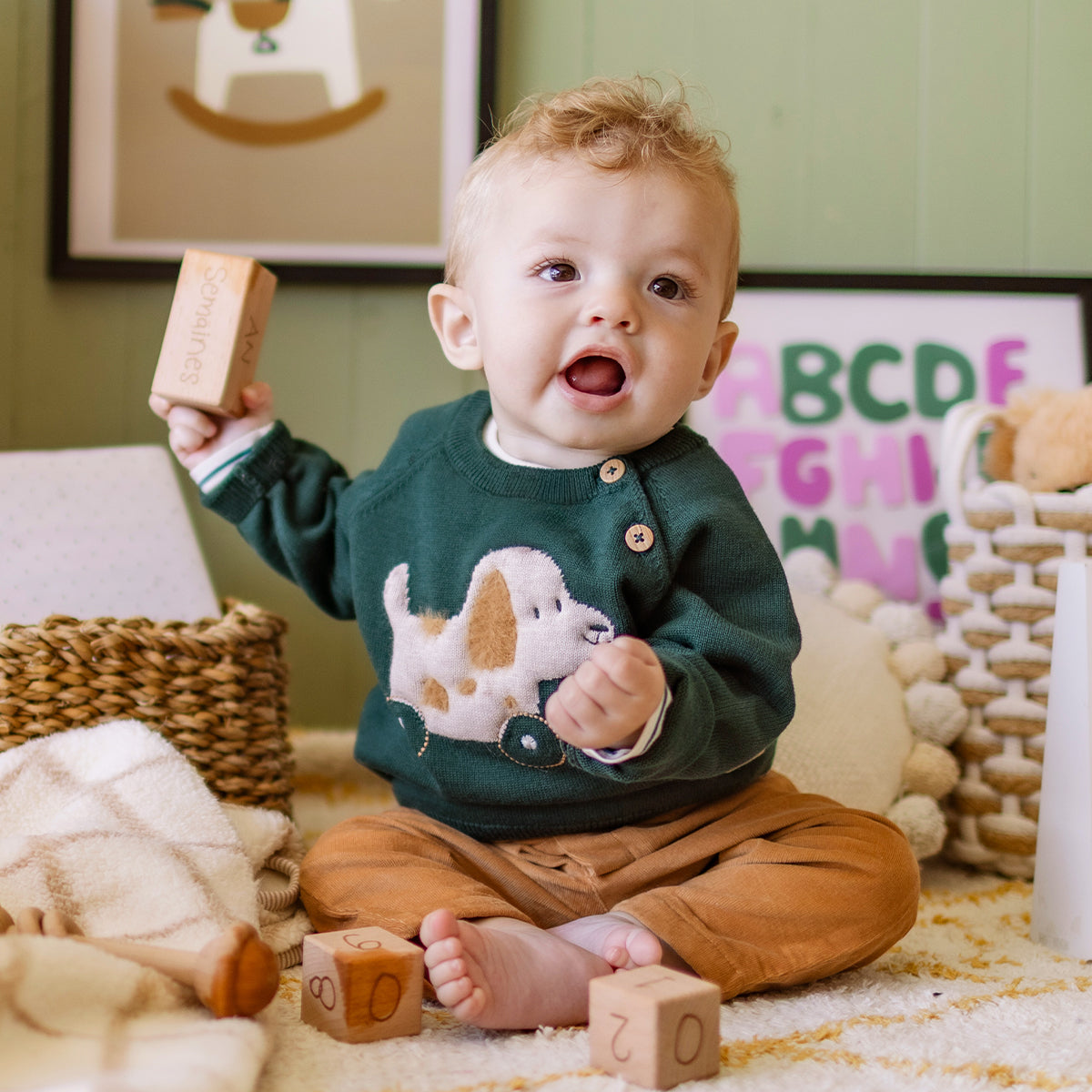 Pantalon brun en velours côtelé, naissance