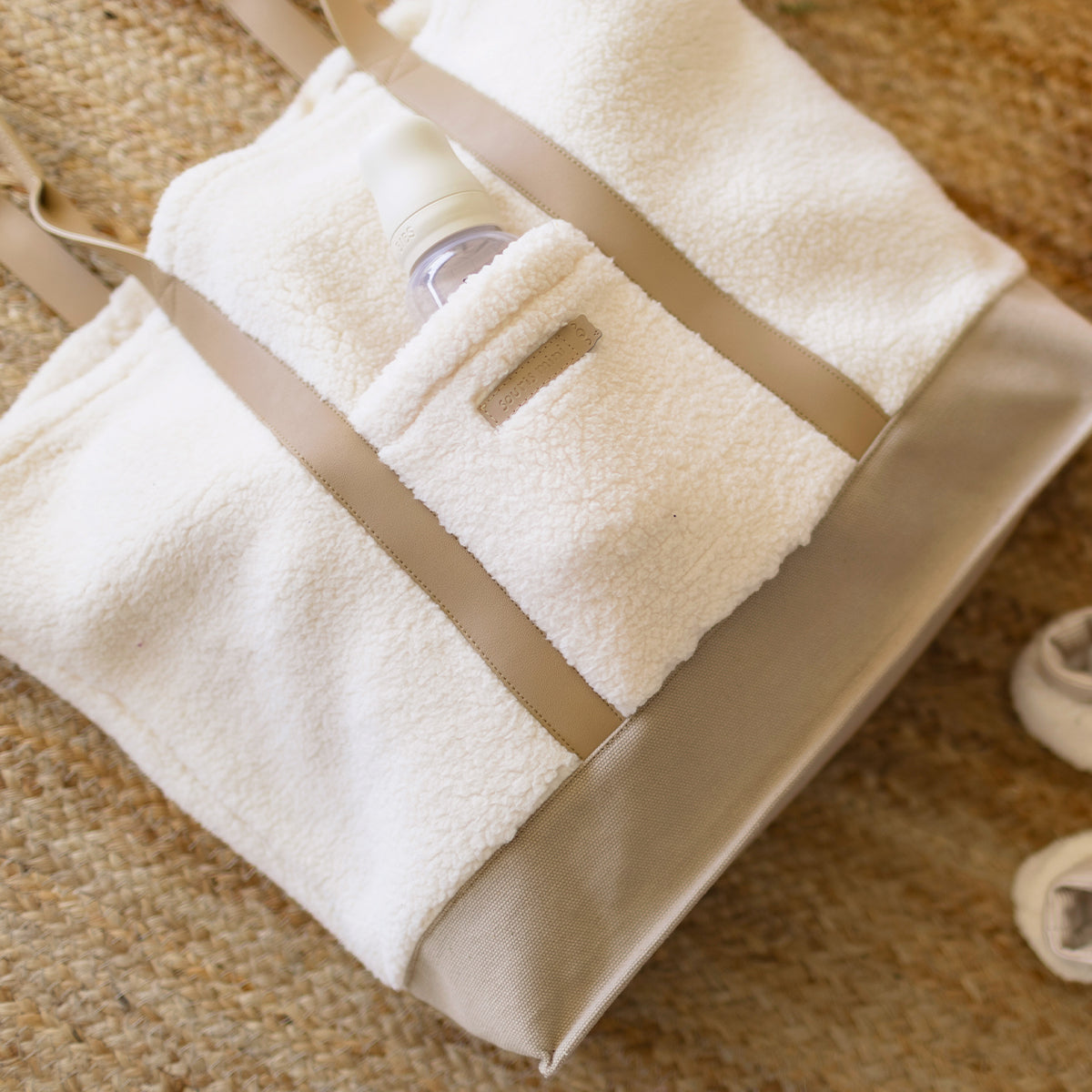 Présentation du sac fourre-tout en sherpa et faux cuir