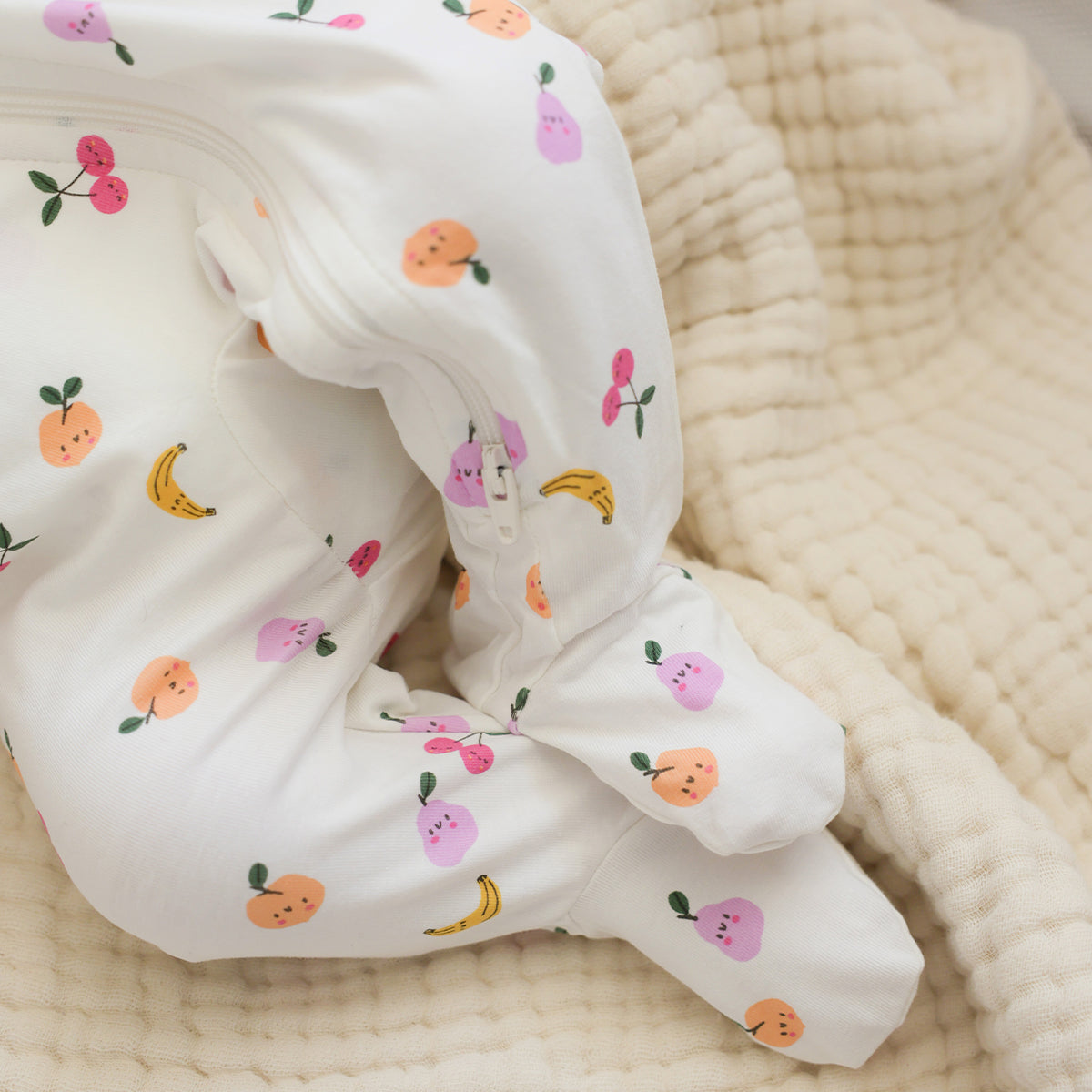 Pyjama une pièce crème à motifs fruités, naissance