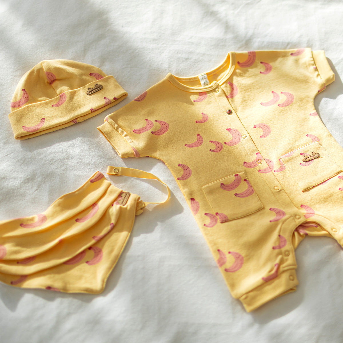 Pyjama jaune à motifs de bananes, naissance