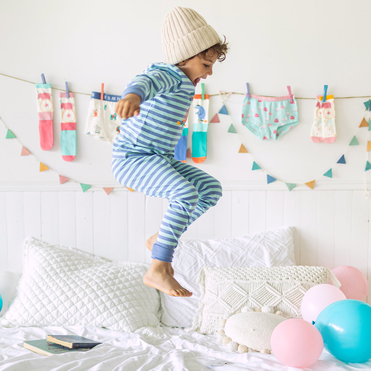 Photo d'un enfant portant le pyjama deux pièces bleu à rayures, enfant