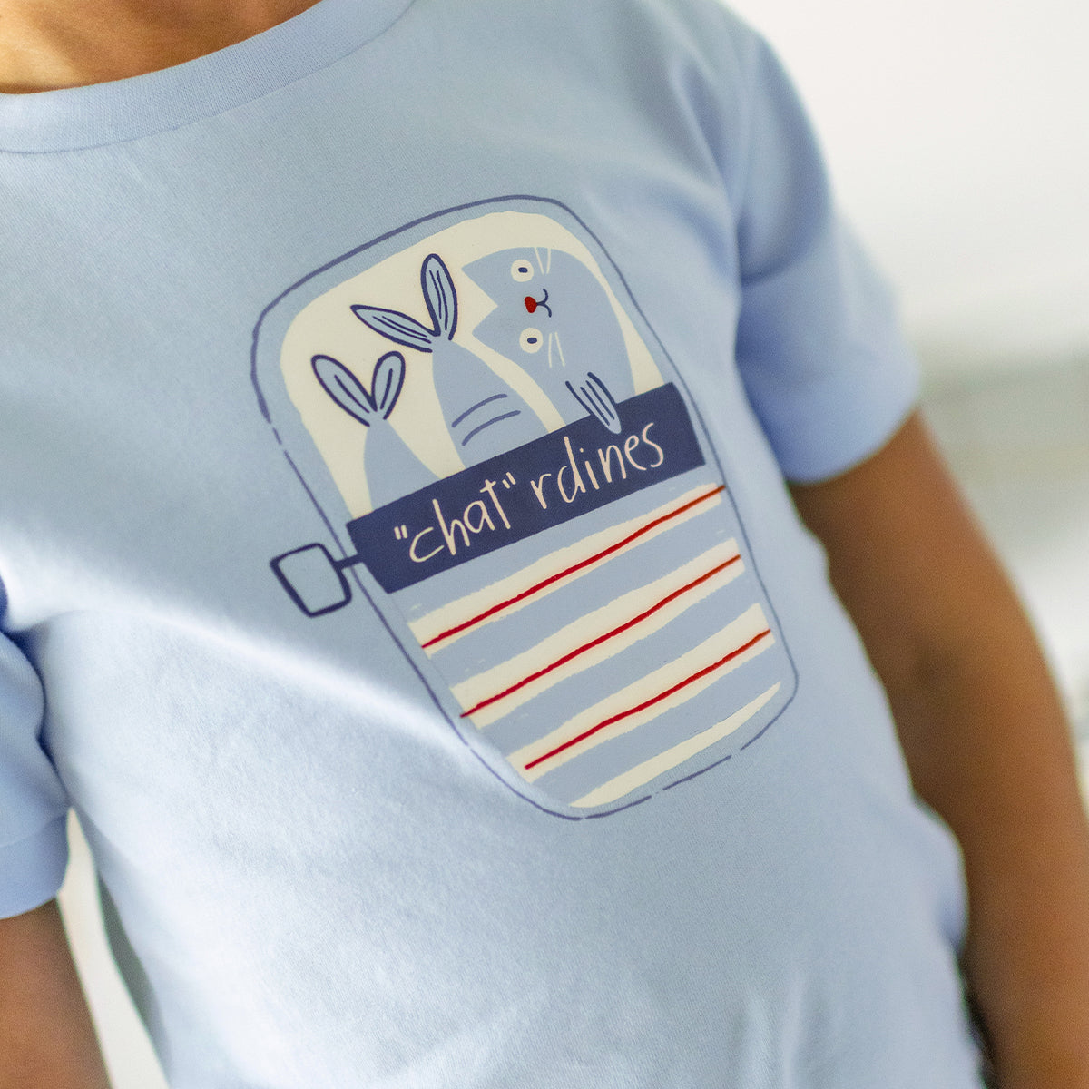 Détail de l'impression du chandail pyjama deux pièces bleu avec illustration et motifs, enfant