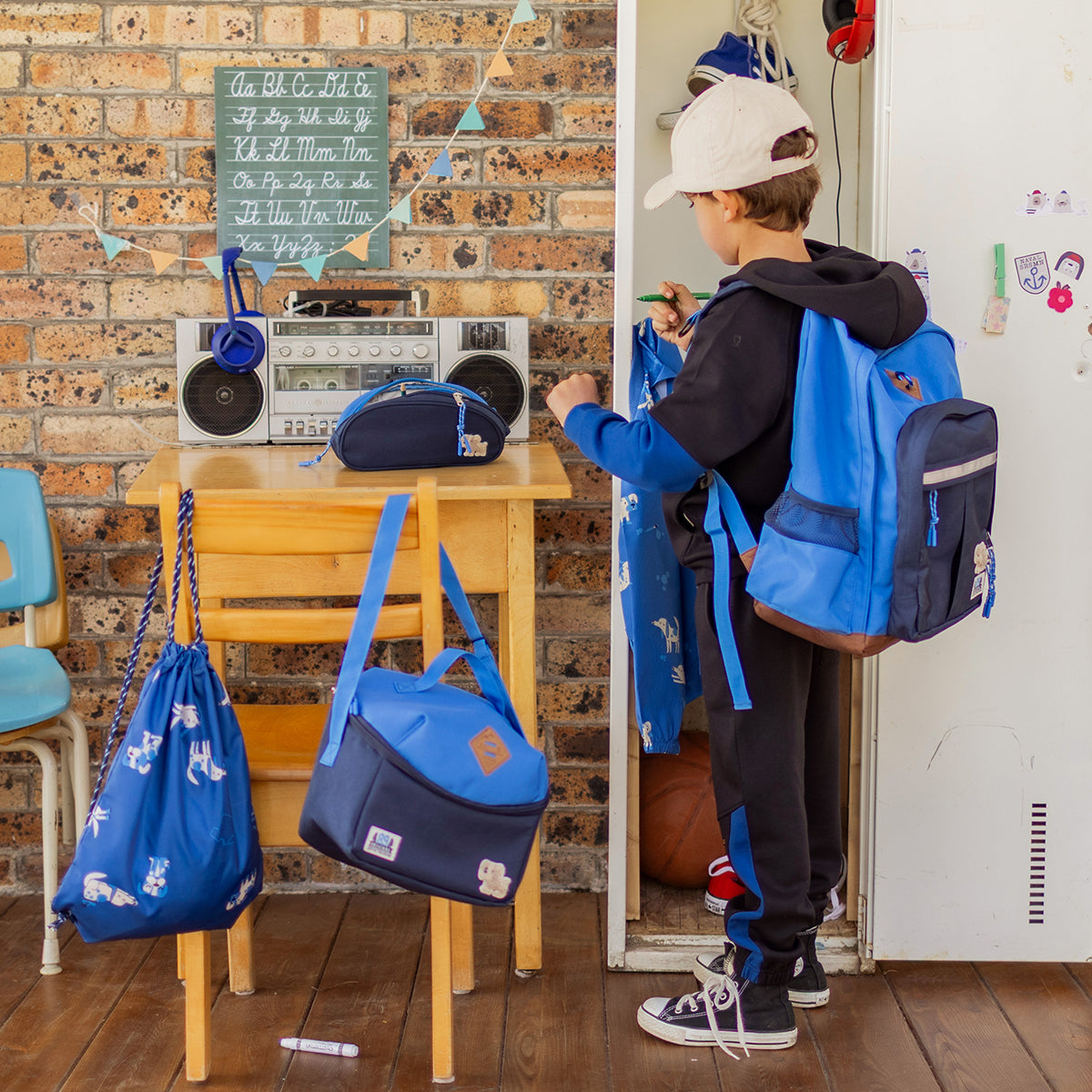 Photo d'un enfant portant le sac tout usage bleu foncé à motifs de chiens, enfant