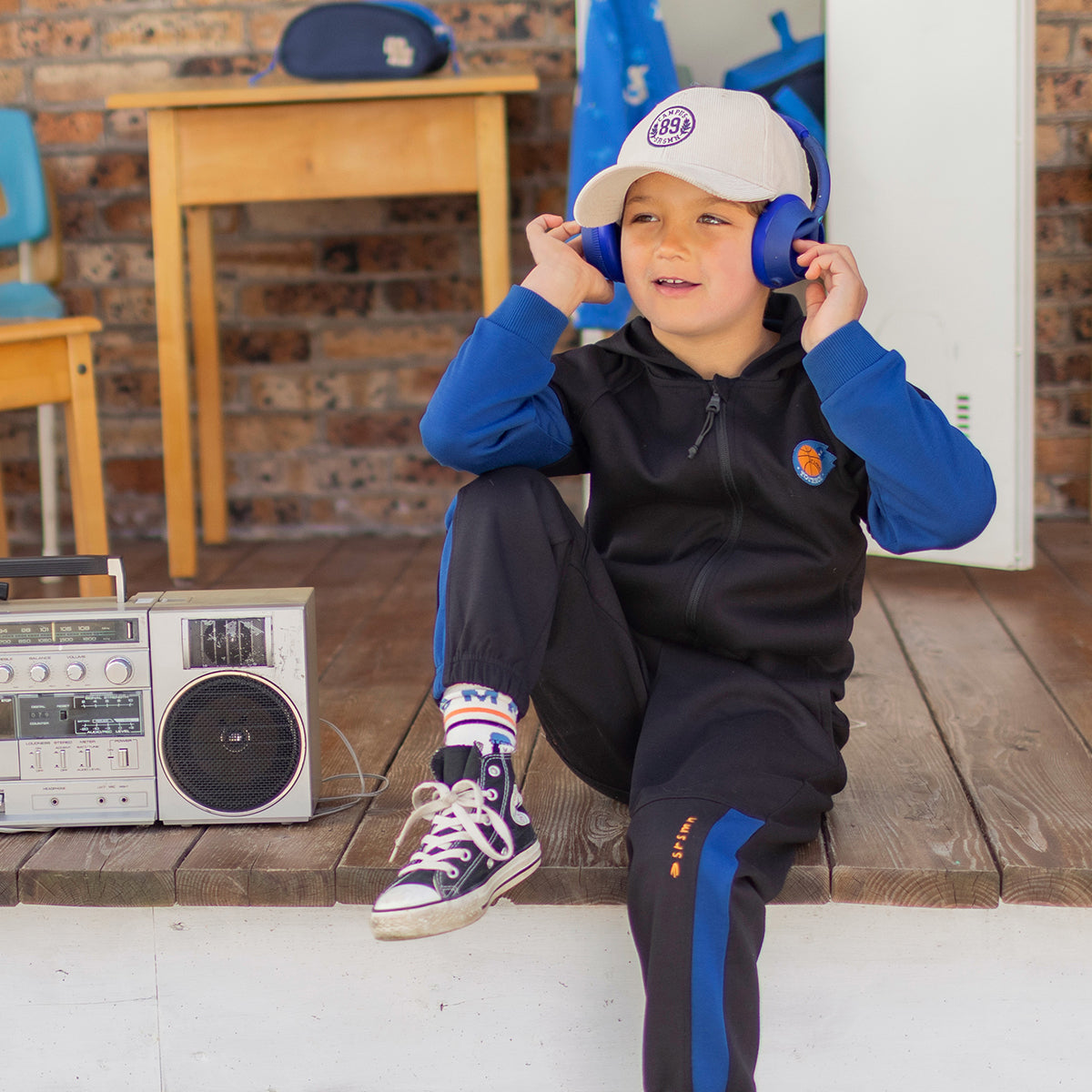 Photo d'un enfant portant le pantalon noir style jogger, enfant