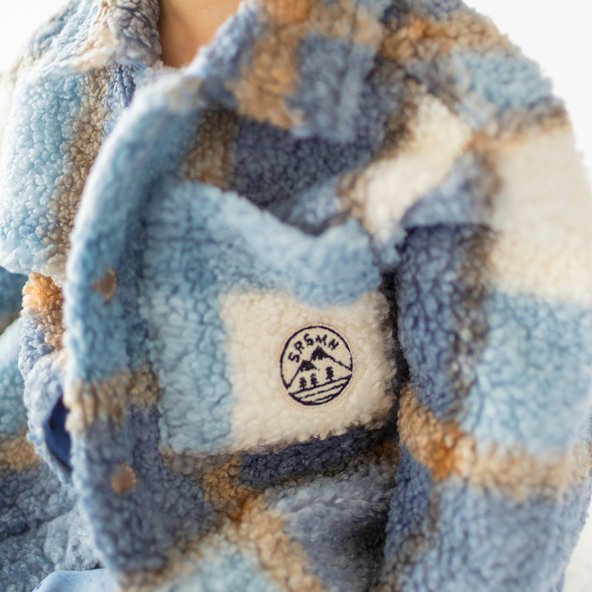 Zoom détails de la surchemise bleue à carreaux, bébé