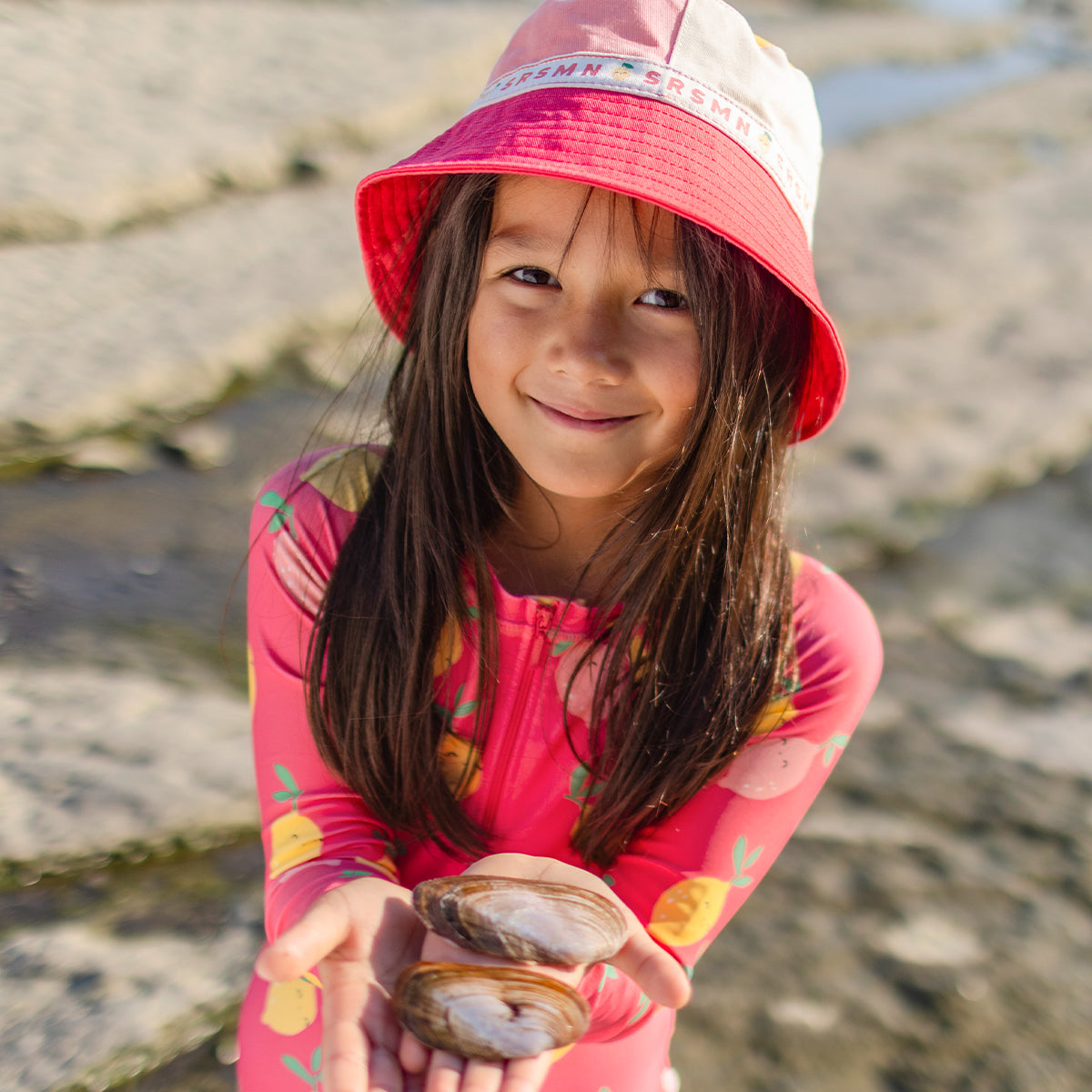 Photo d'un enfant portant le chapeau de soleil rose en twill, enfant