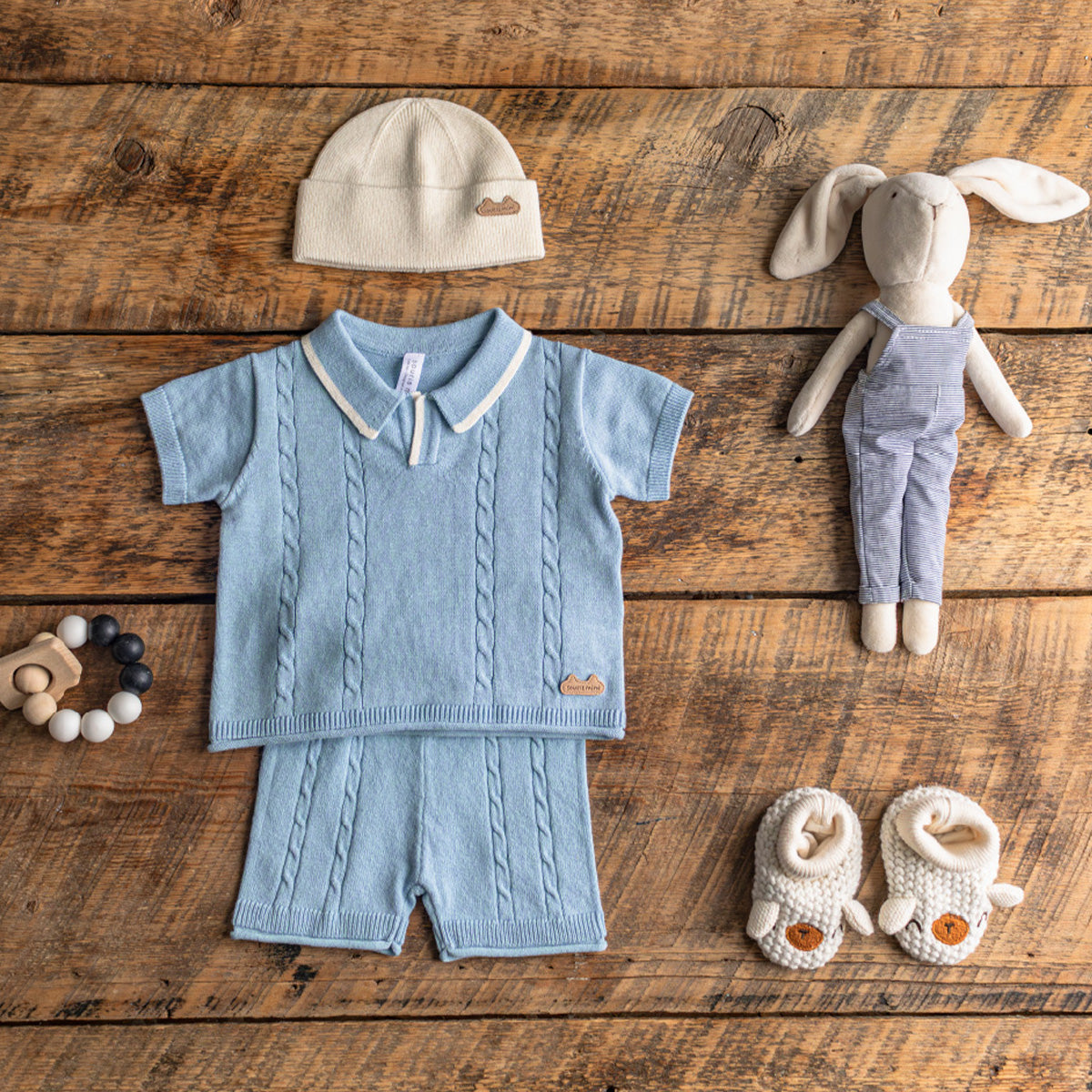Look du polo bleu pâle en tricot, naissance