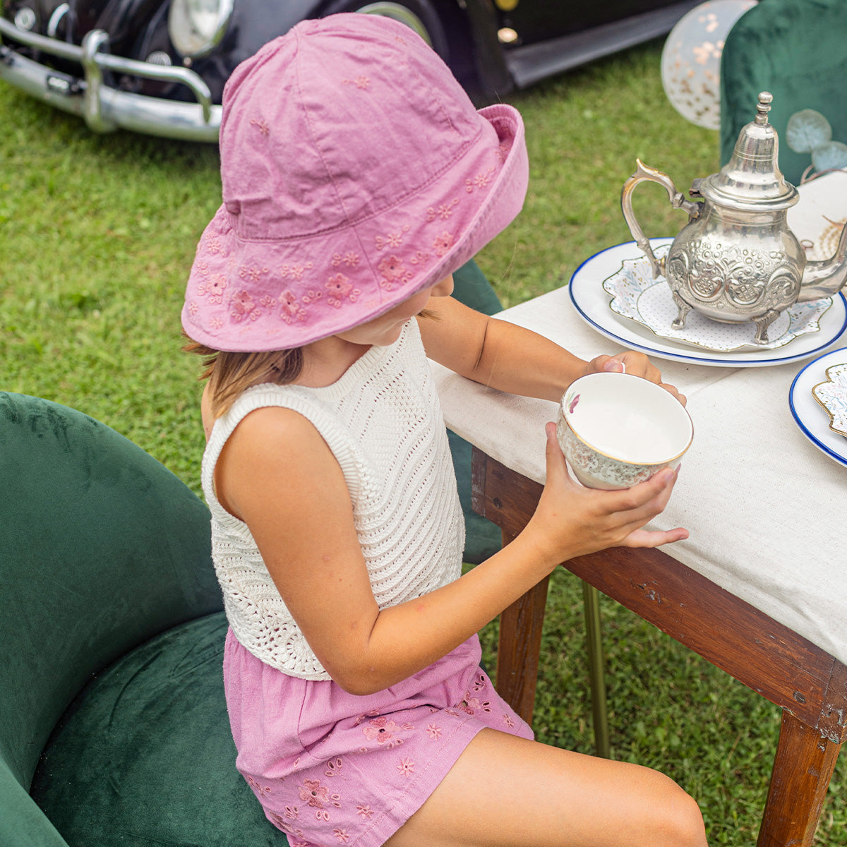 Photo d'un enfant portant le chapeau cloche rose à broderies anglaises, enfant