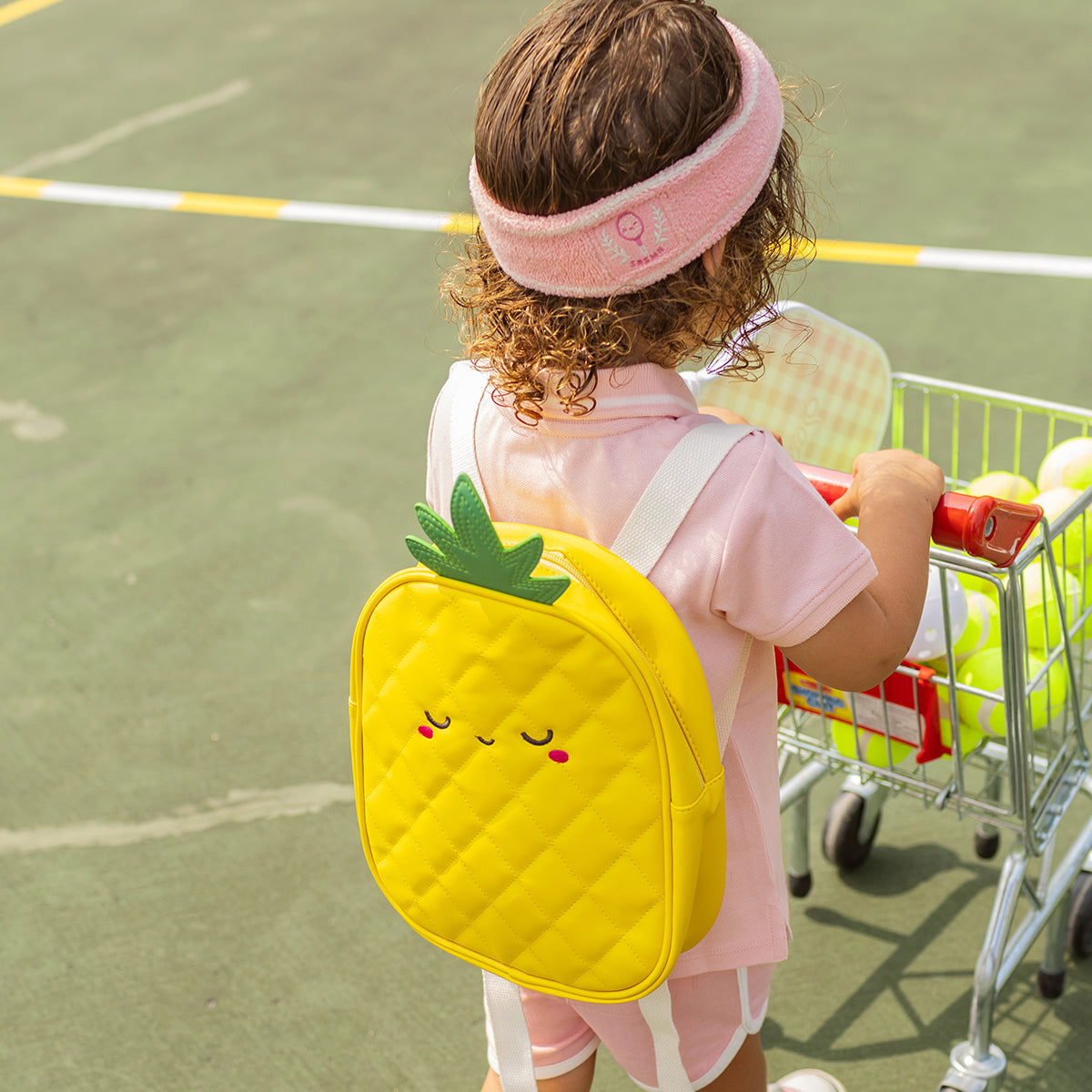 Photo d'un enfant portant le sac à dos ananas jaune en faux cuir, enfant