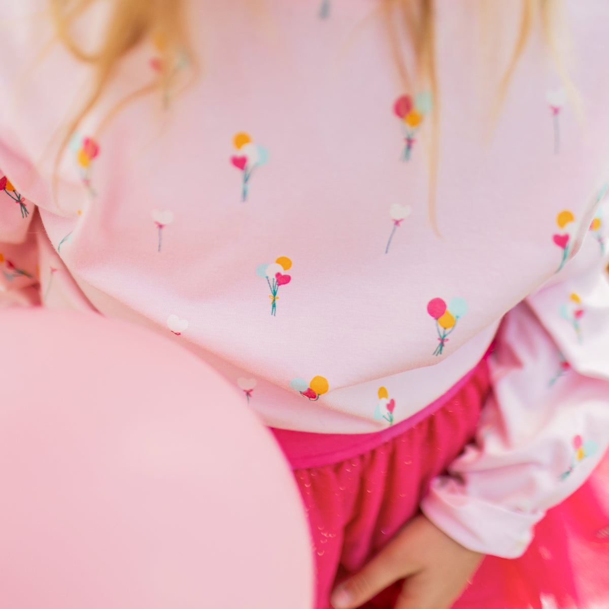 Zoom détails du t-shirt rose à motifs de ballons, enfant