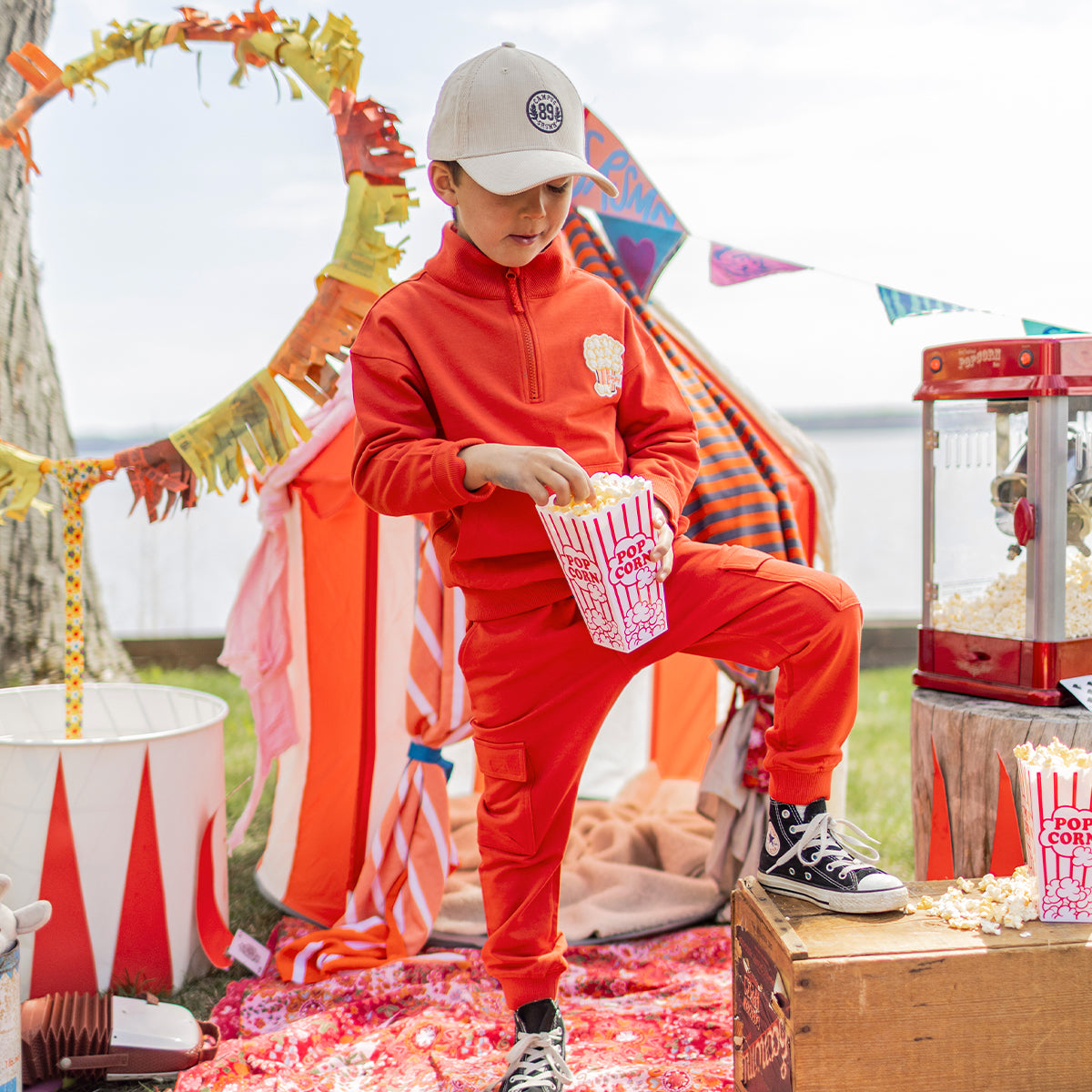 Photo d'un enfant portant le pantalon rouge style jogger, enfant