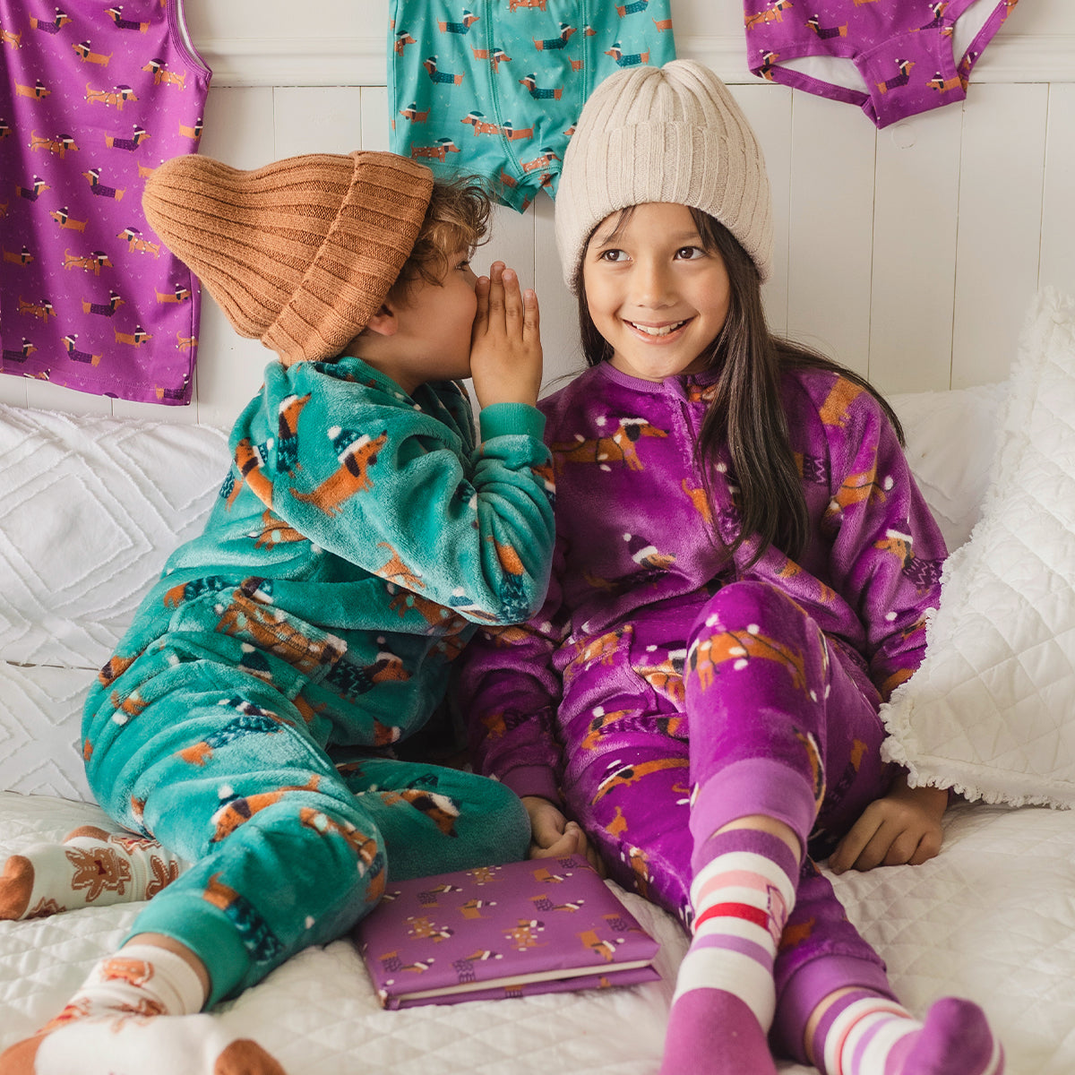 Image d'un enfant portant le pyjama une pièce mauve à motifs de chiens, enfant
