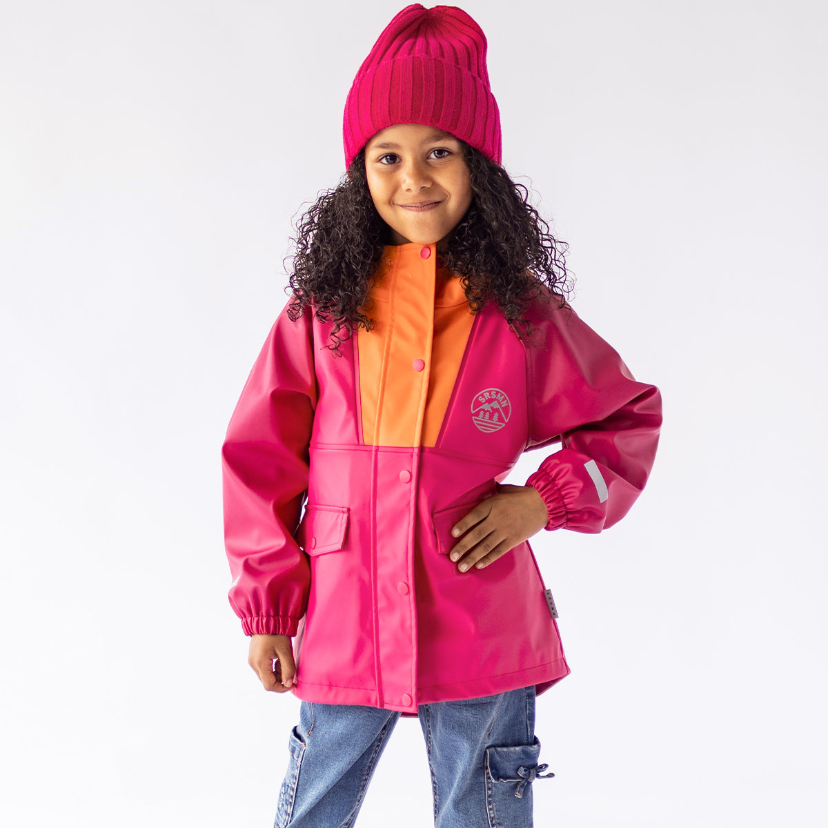 Photo d'un enfant portant le manteau imperméable rose et orange, enfant