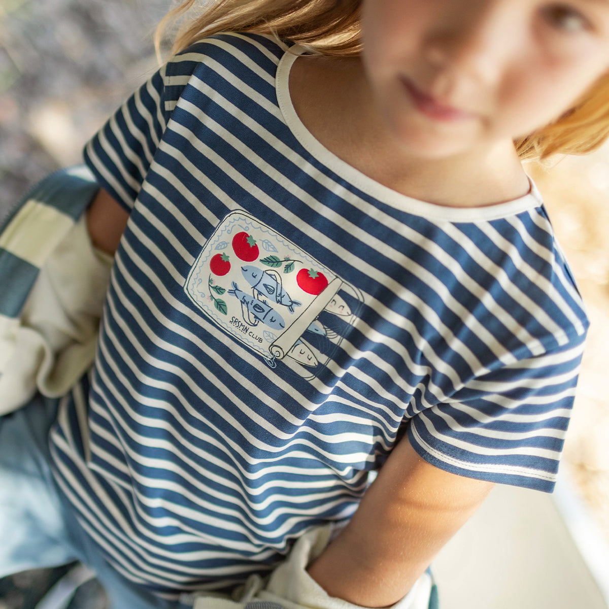 T-shirt crème et bleu à rayures avec illustration, enfant
