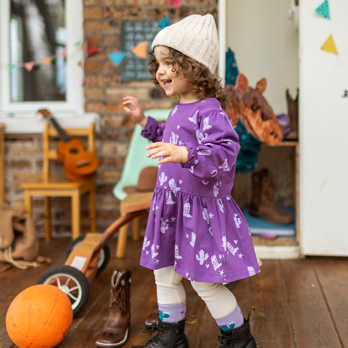 Photo d'un enfant portant la robe mauve à motifs western, bébé