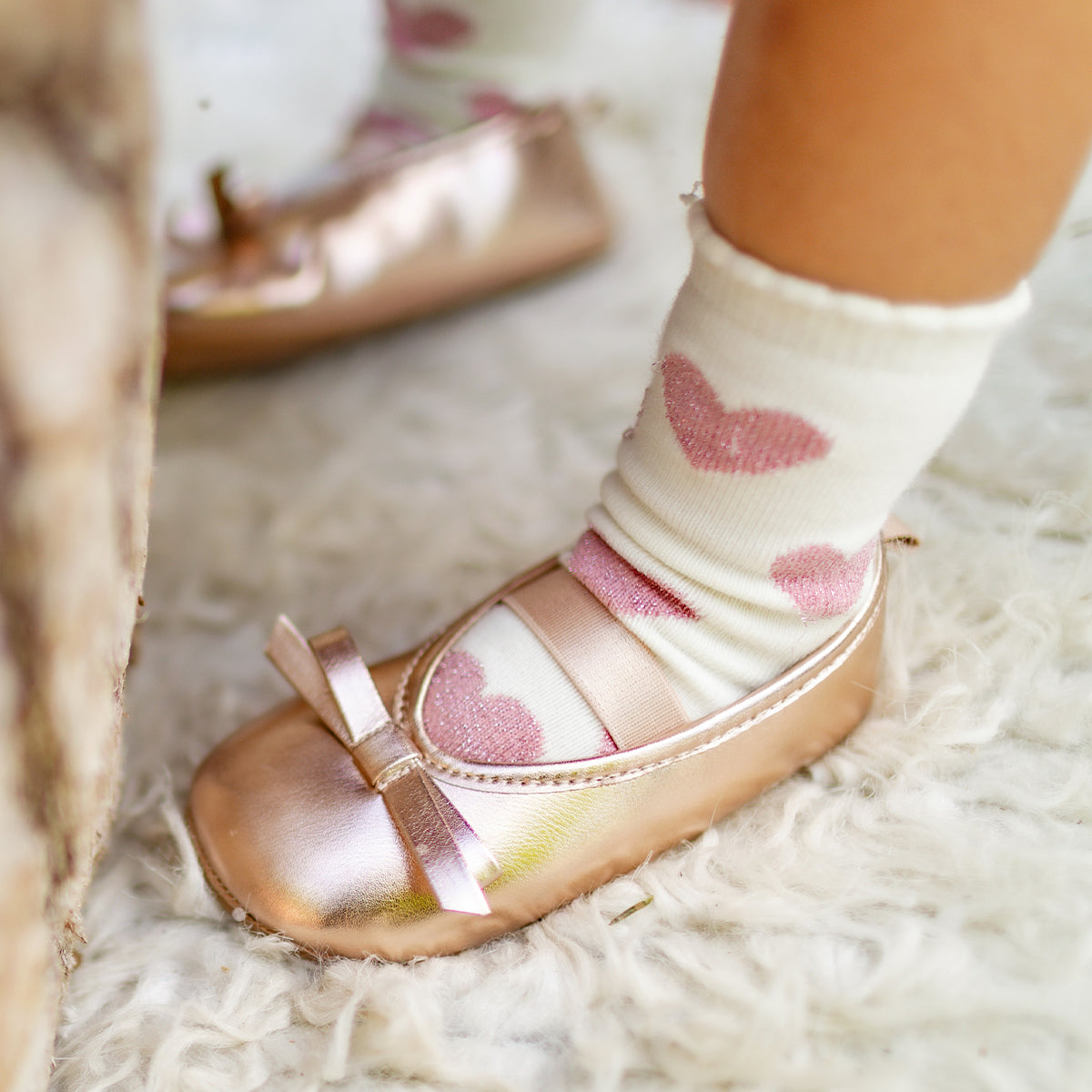 Photo d'un bébé portant les chaussettes crème à motifs de cœurs, bébé