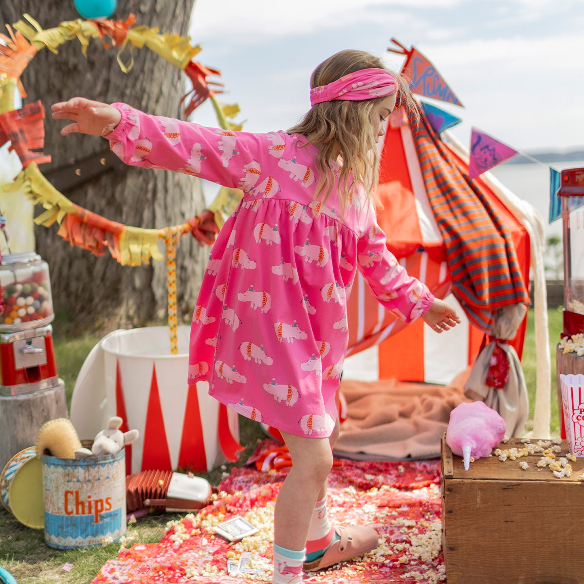 Photo d'un enfant portant la robe rose à motifs d’hippopotames, enfant