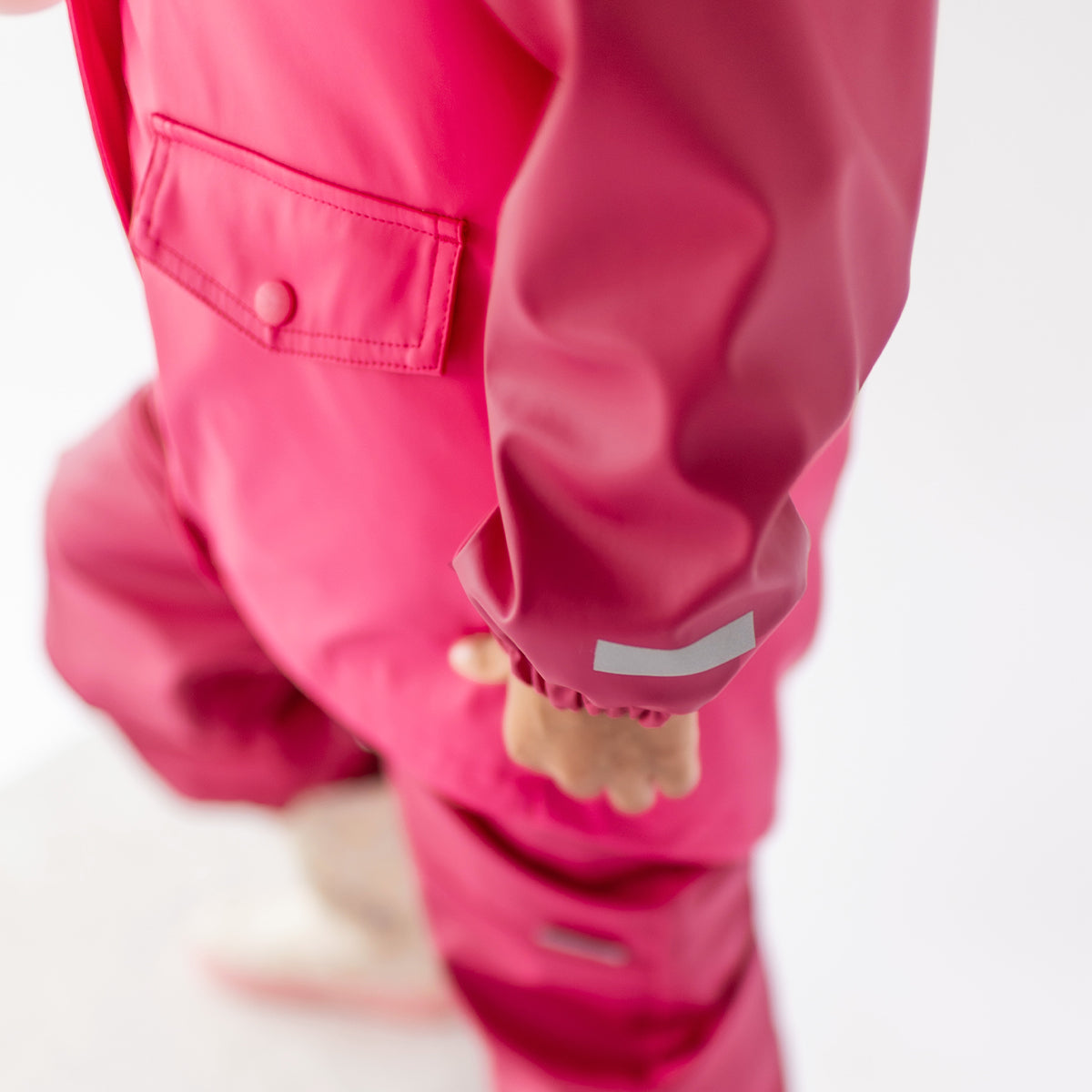 Zoom détails du manteau imperméable rose et orange, enfant