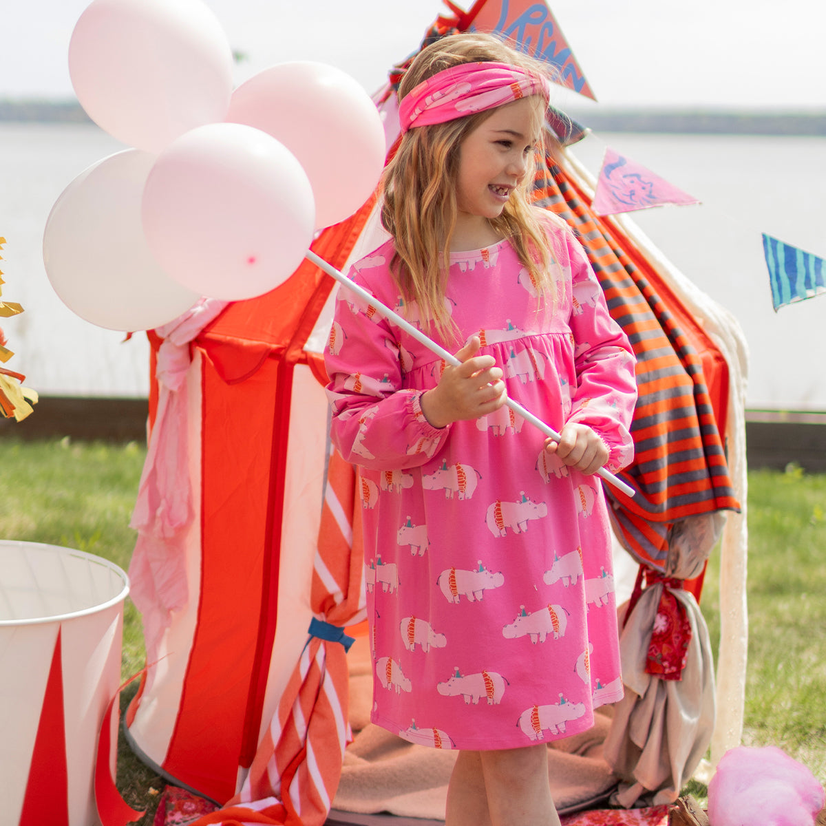 Photo d'un enfant portant la robe rose à motifs d’hippopotames, enfant