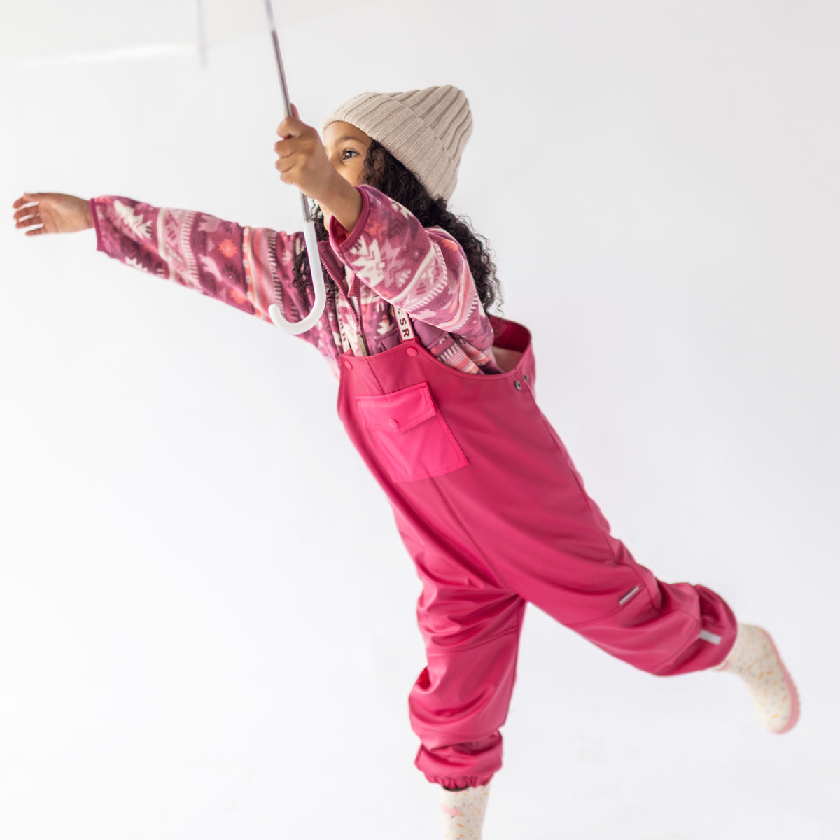 Photo d'un enfant portant la salopette de pluie rose, enfant