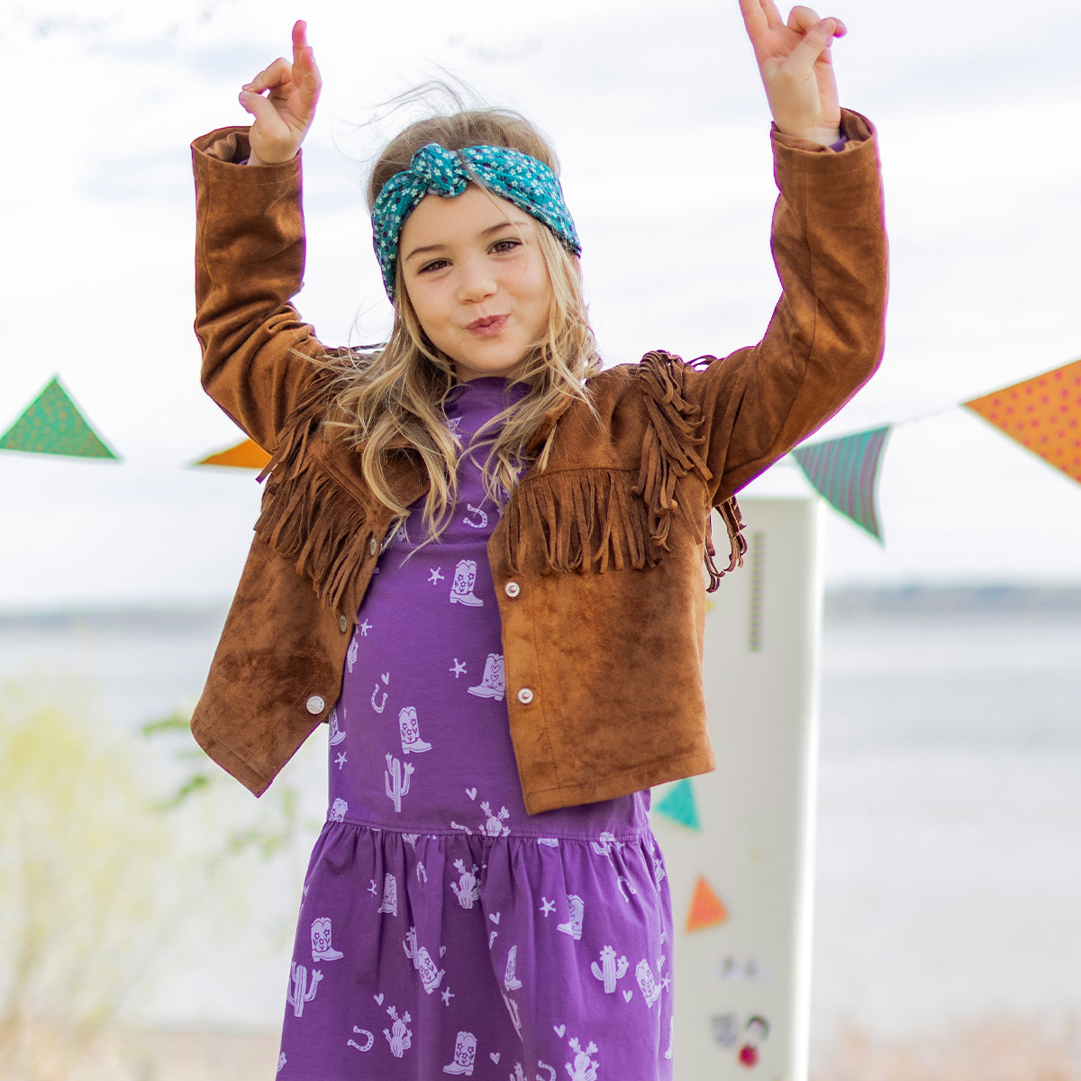 Photo d'un enfant portant la robe mauve à motifs western, enfant
