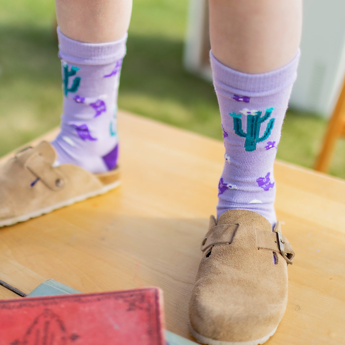 Photo d'un enfant portant les chaussettes mauves à motifs, enfant