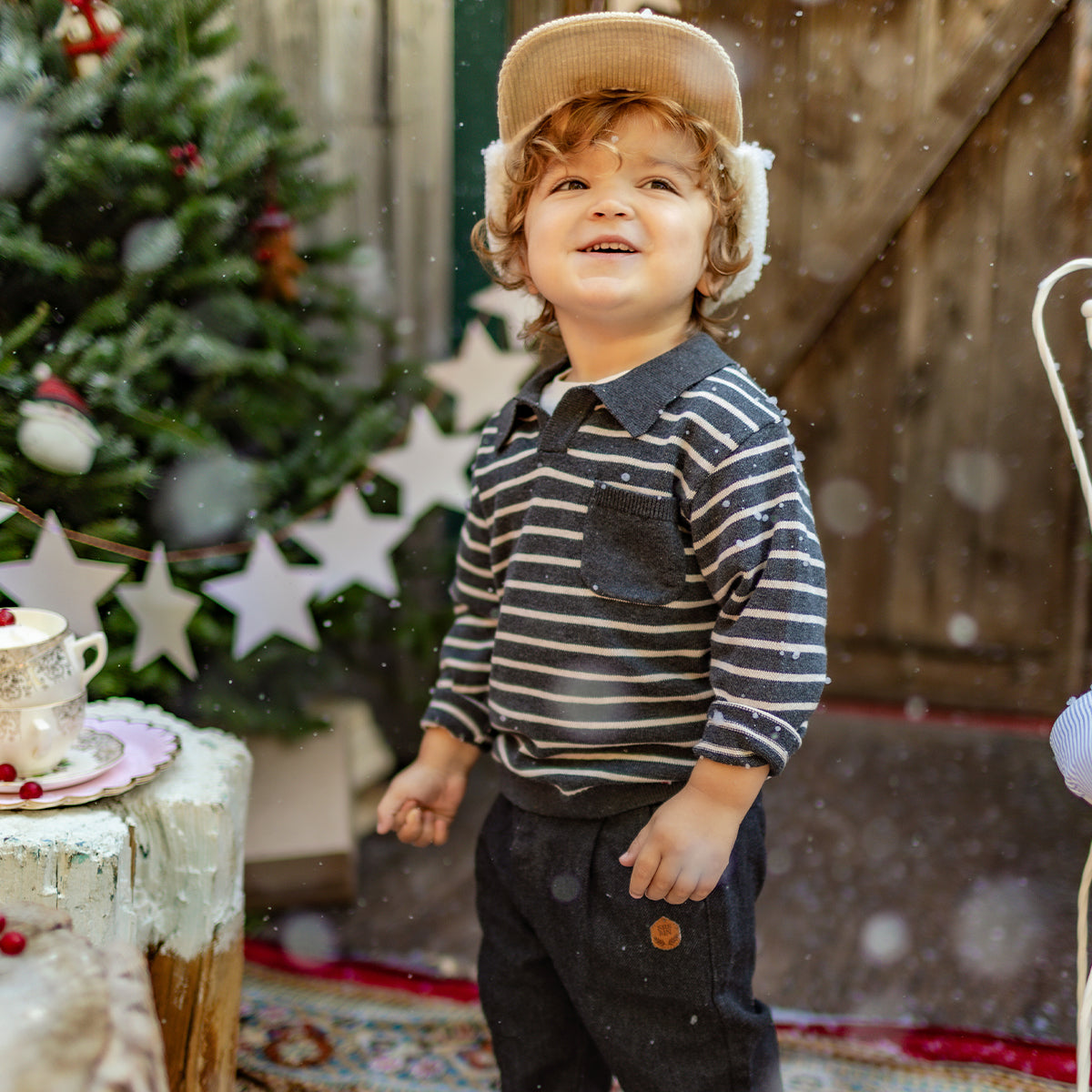 Photo d'un bébé portant le pantalon gris en flanelle, bébé