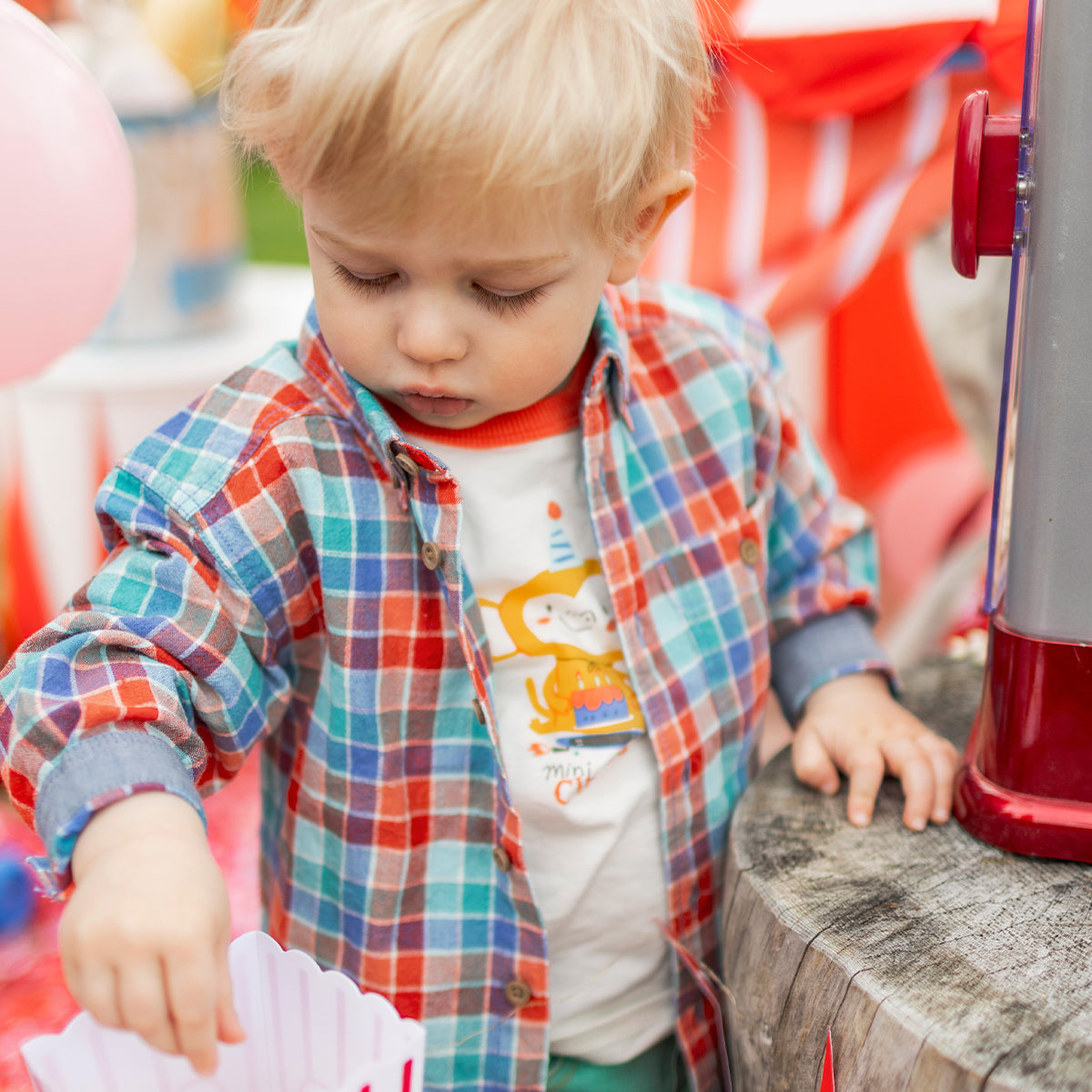 Photo d'un enfant portant la chemise colorée à carreaux, bébé