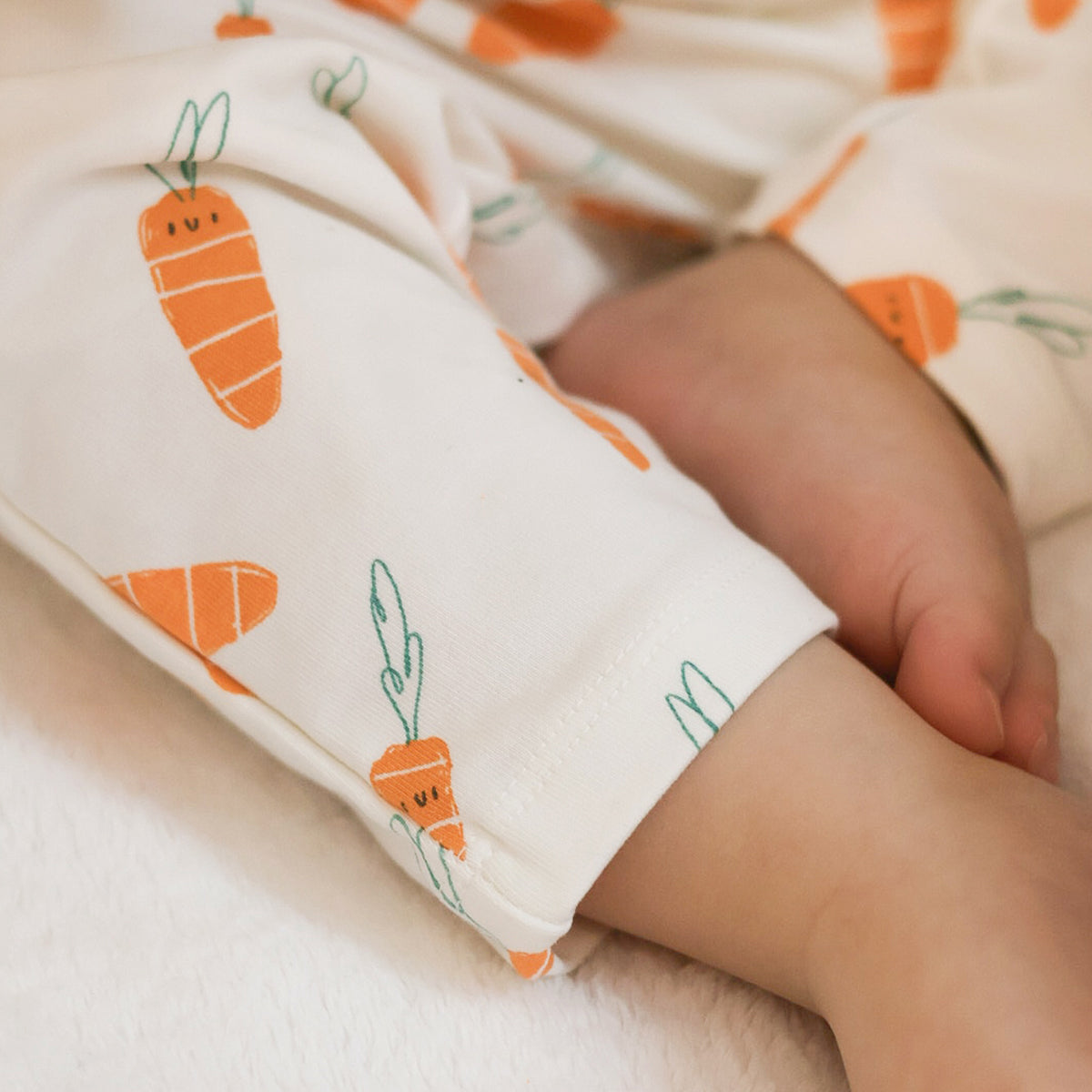 Pantalon crème à motifs de carottes, naissance