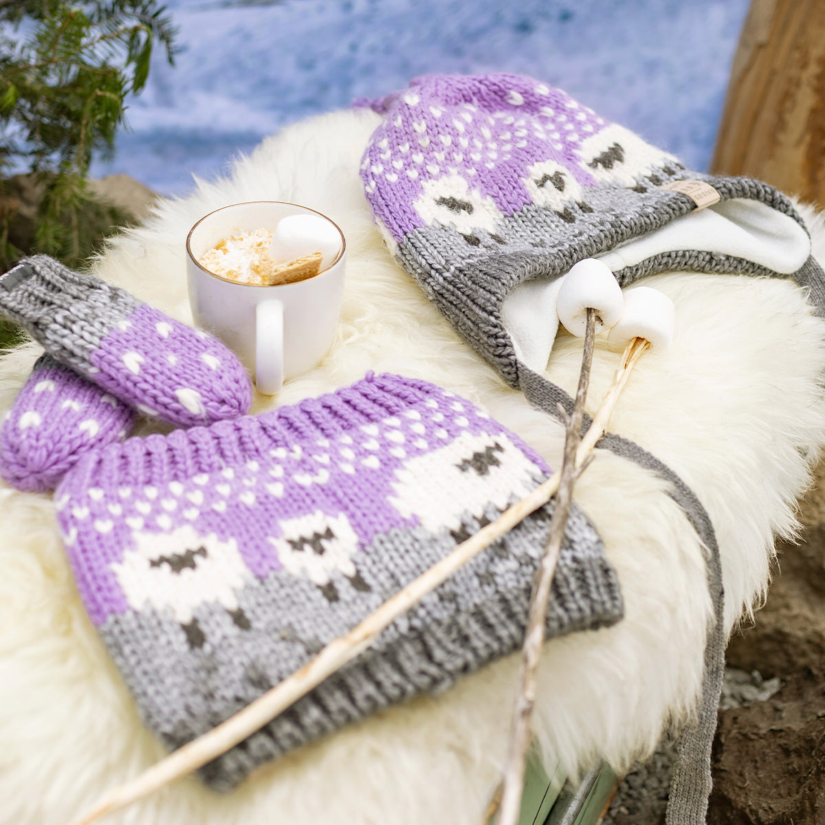 Présentation de la tuque mauve en tricot avec moutons, bébé