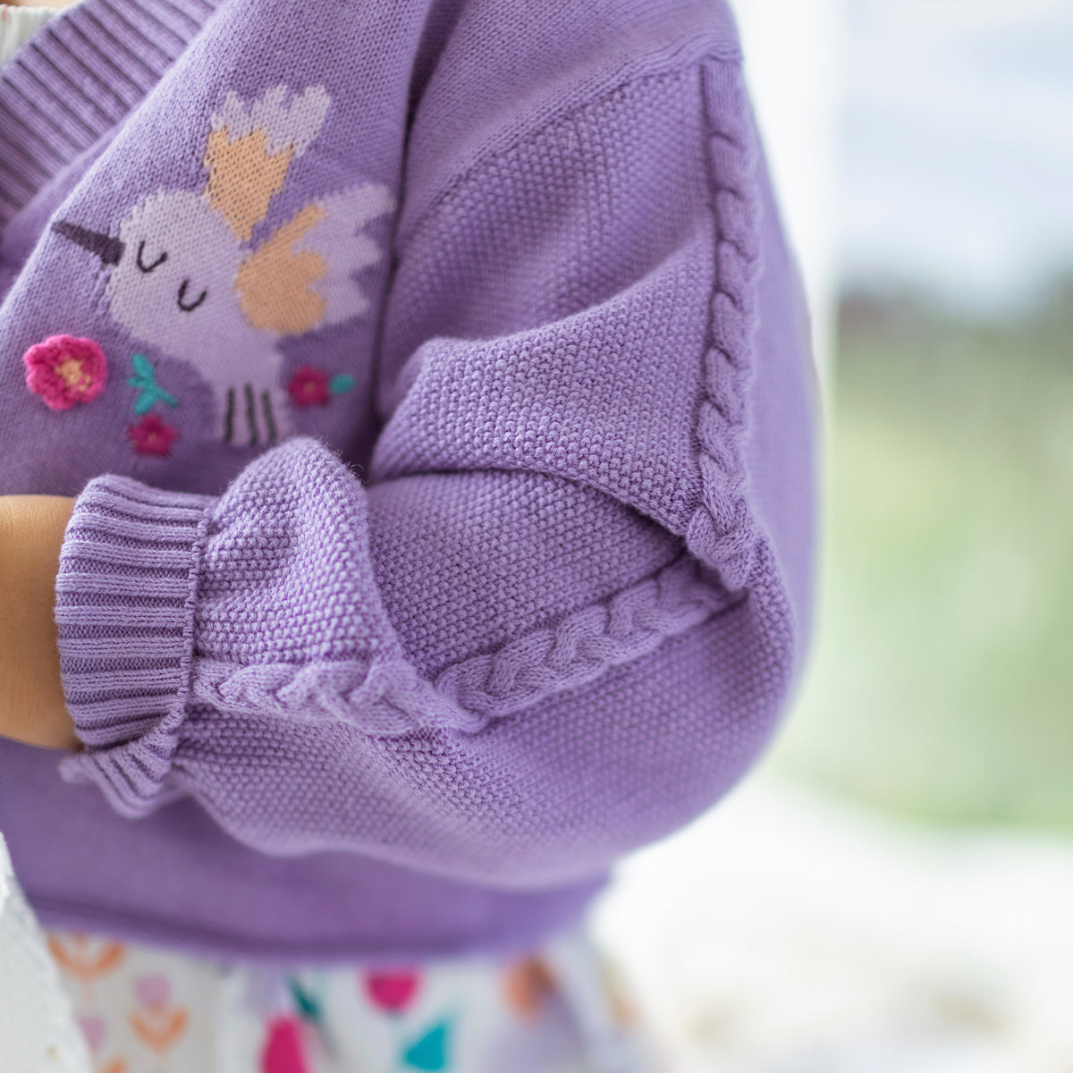 Détails du cardigan de tricot mauve avec colibris, bébé