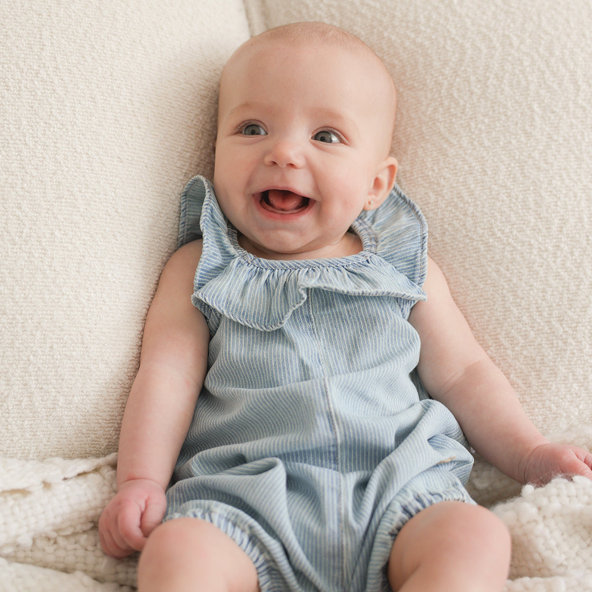 Salopette bleu pâle en denim à rayures, naissance