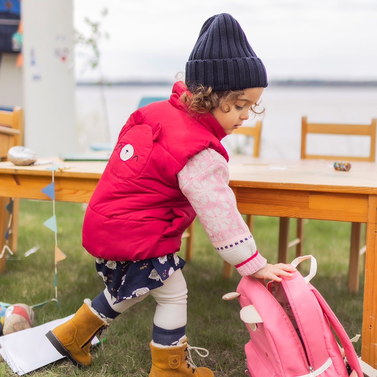 Photo d'un bébé portant la veste doudoune sans manches rouge framboise, bébé